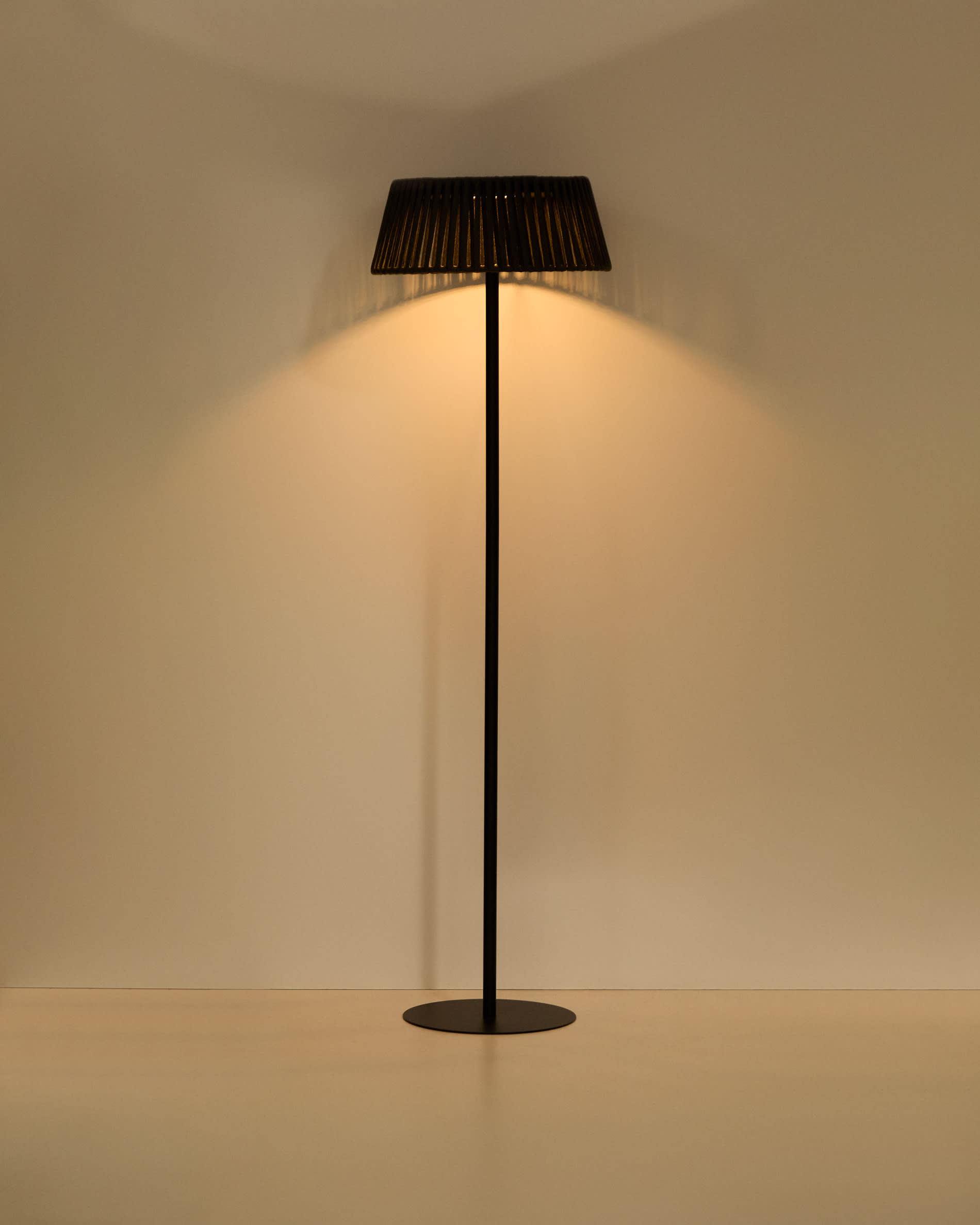 Aldet outdoor solar floor lamp in black flat rope cord with metal base Ø46cm