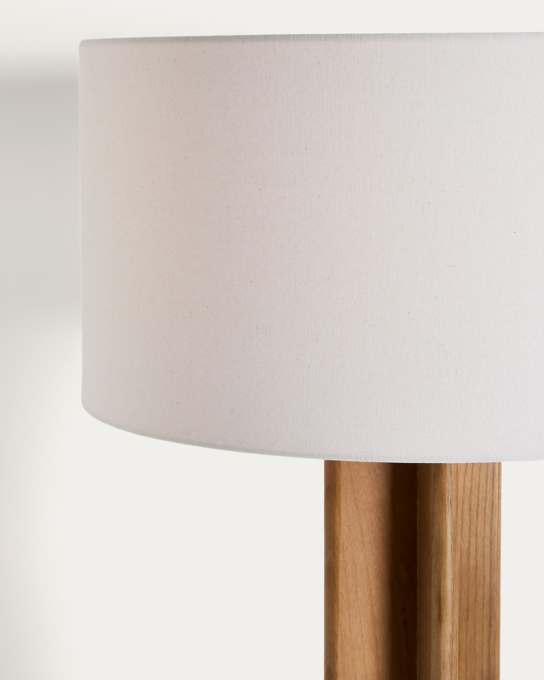 Niani floor lamp in rubber wood with natural finish and ivory-coloured cotton lamp shade