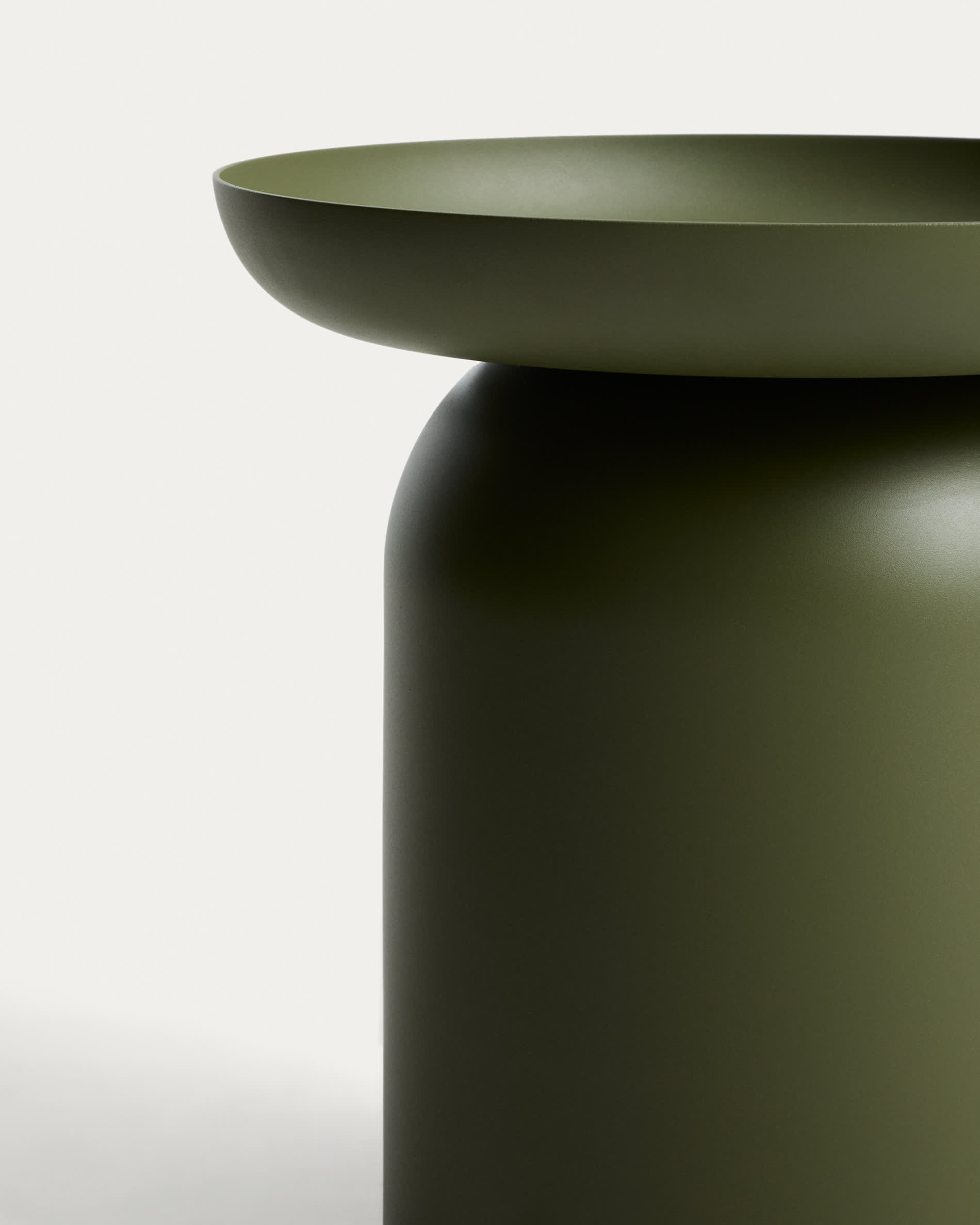 Arcola side table in green aluminium Ø45cm