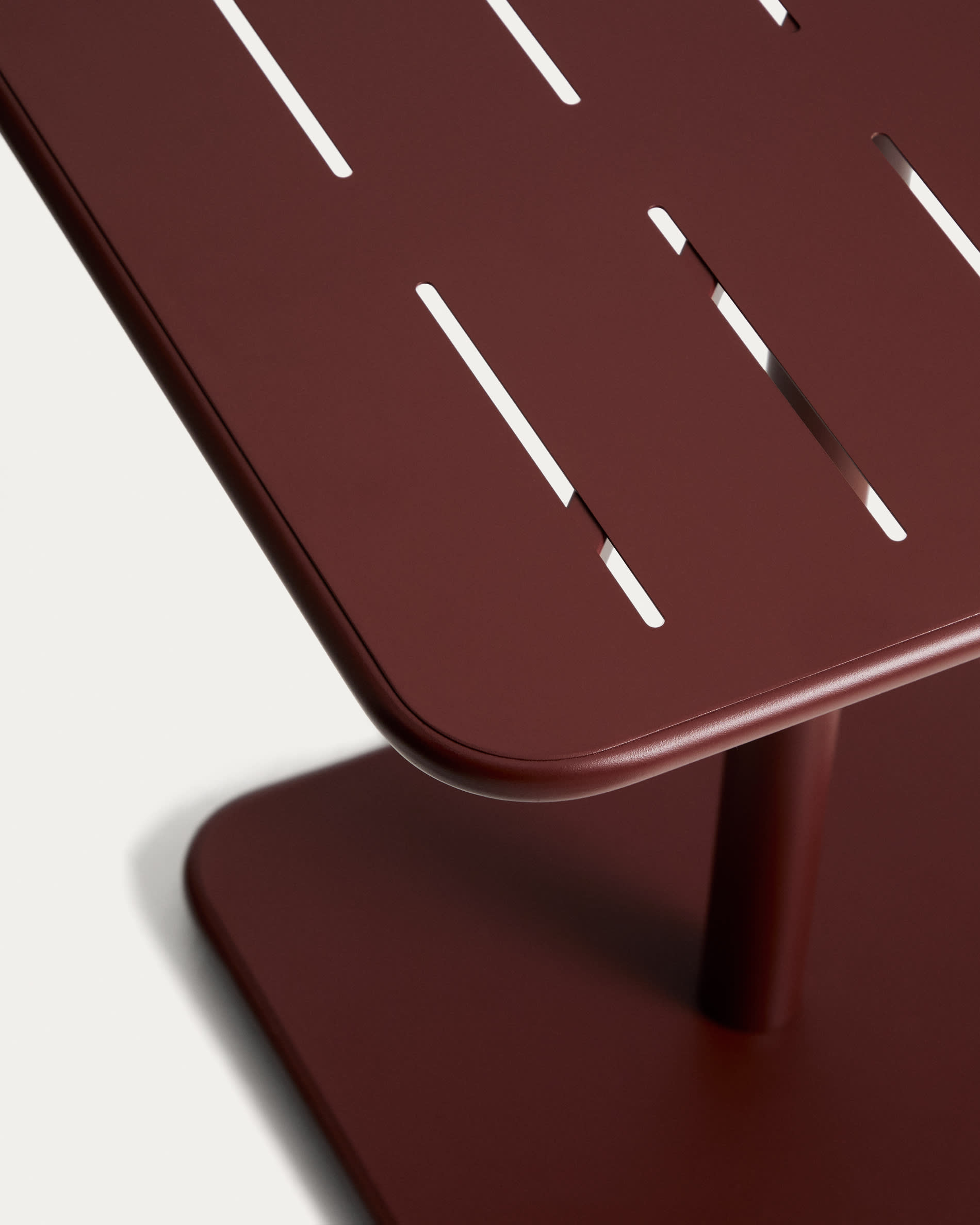 Brai outdoor table in burgundy galvanised steel 70 x 70cm