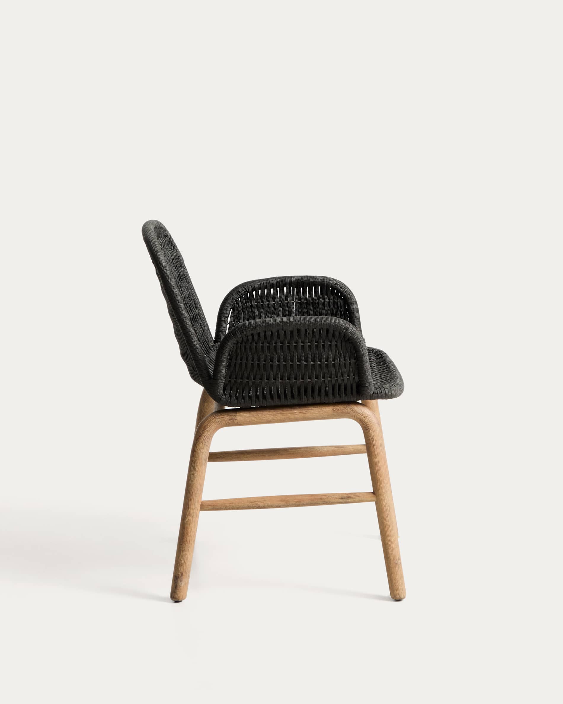 Alipa chair with armrests in FSC 100% solid acacia wood and dark grey rope cord