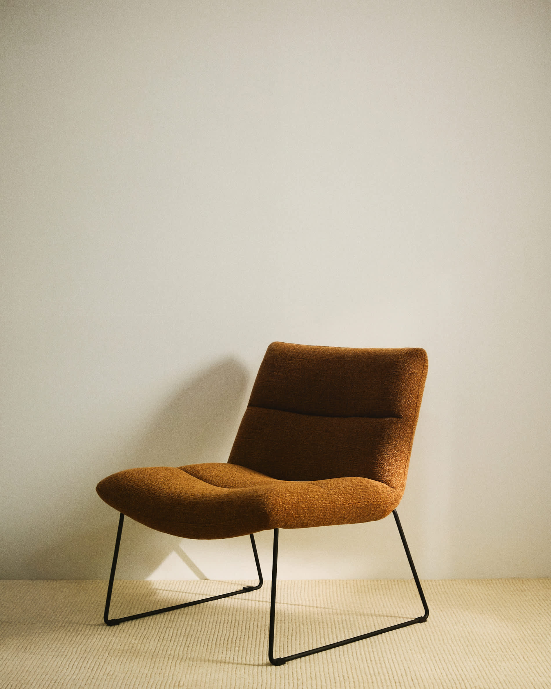 Asen terracotta chenille armchair with black steel legs FSC 100%
