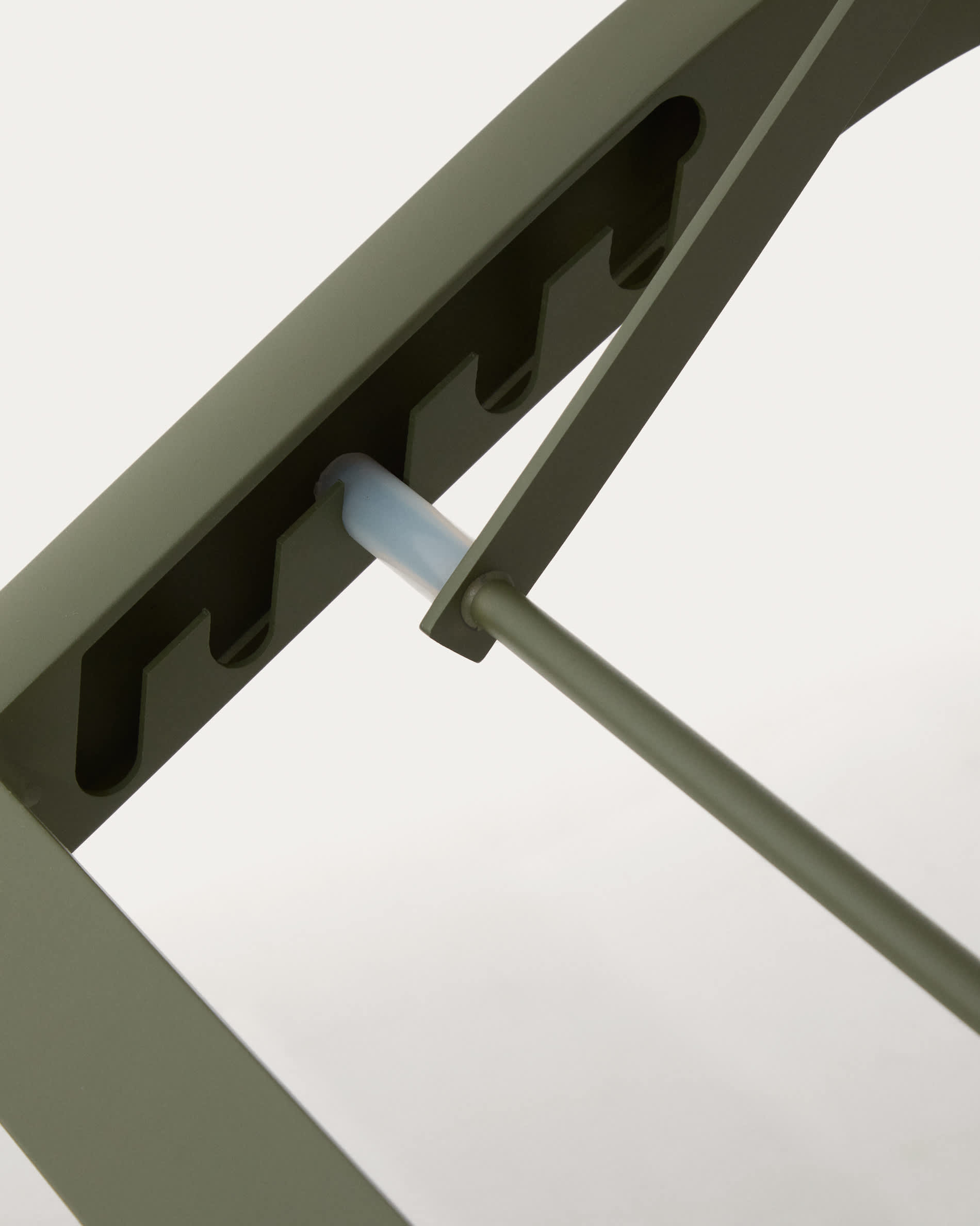 Stackable Capraia sun lounger in green aluminium with beige texteline