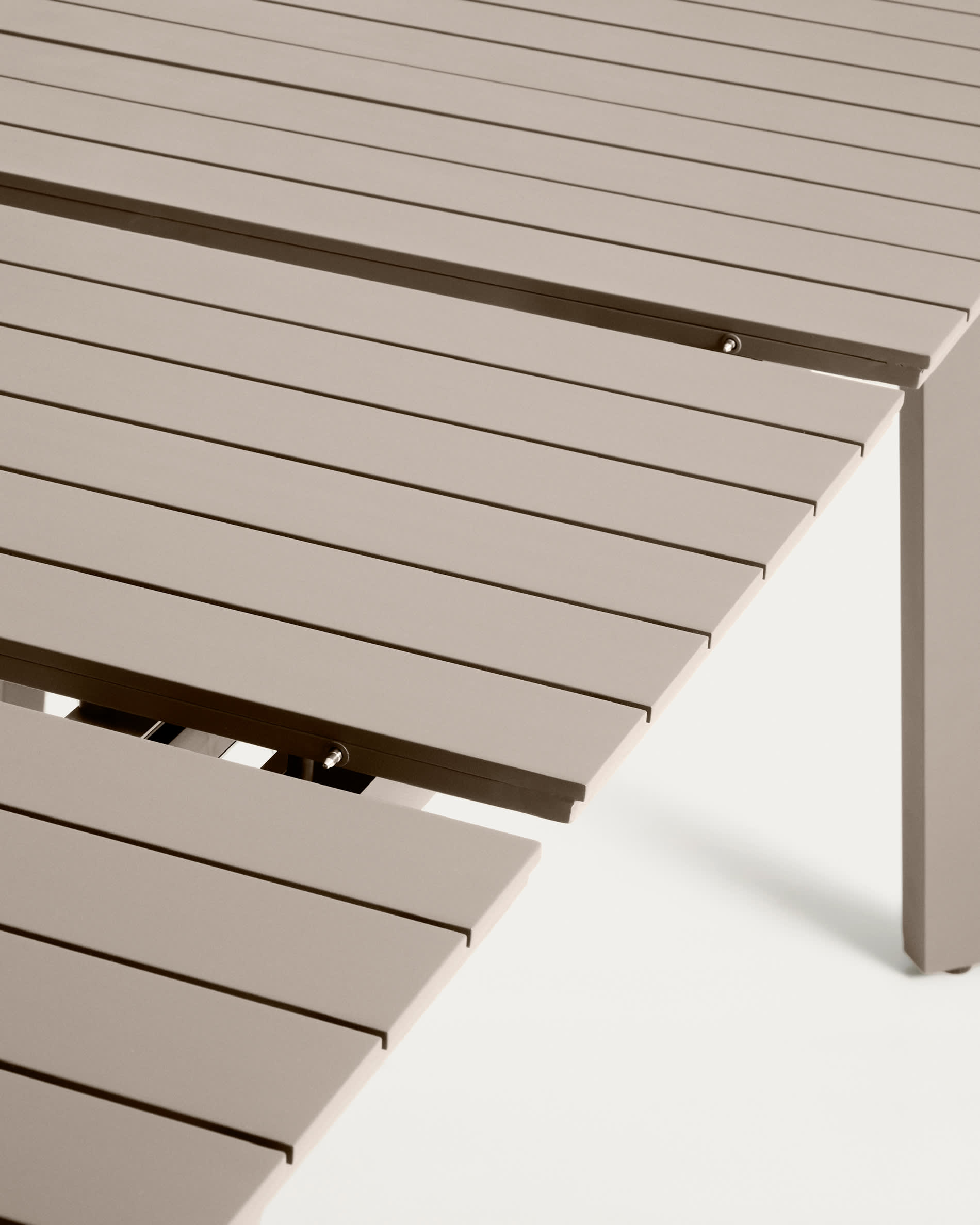 Izola extendable outdoor table in aluminium with taupe finish 185 (235) x 100 cm