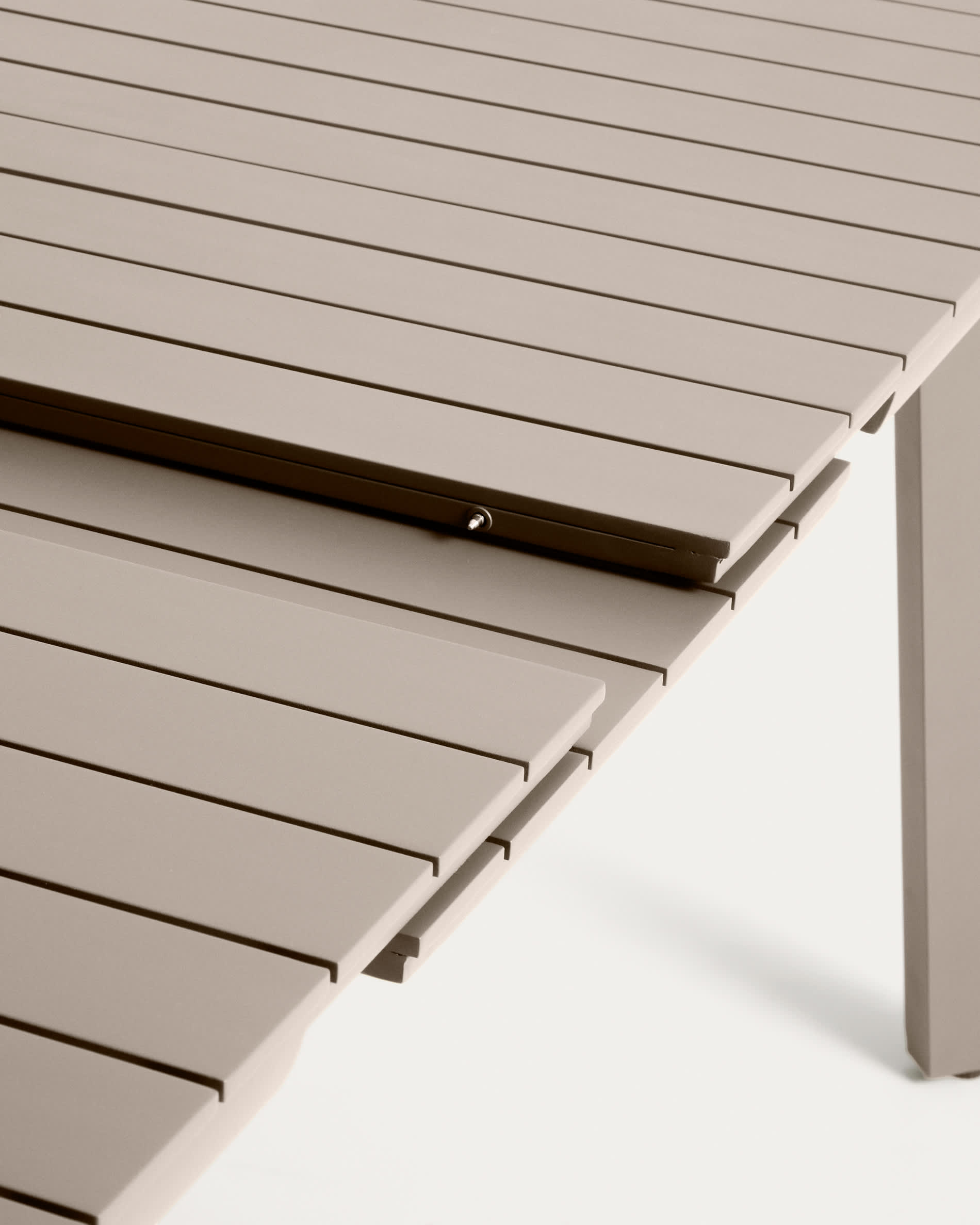 Izola extendable outdoor table in aluminium with taupe finish 185 (235) x 100 cm