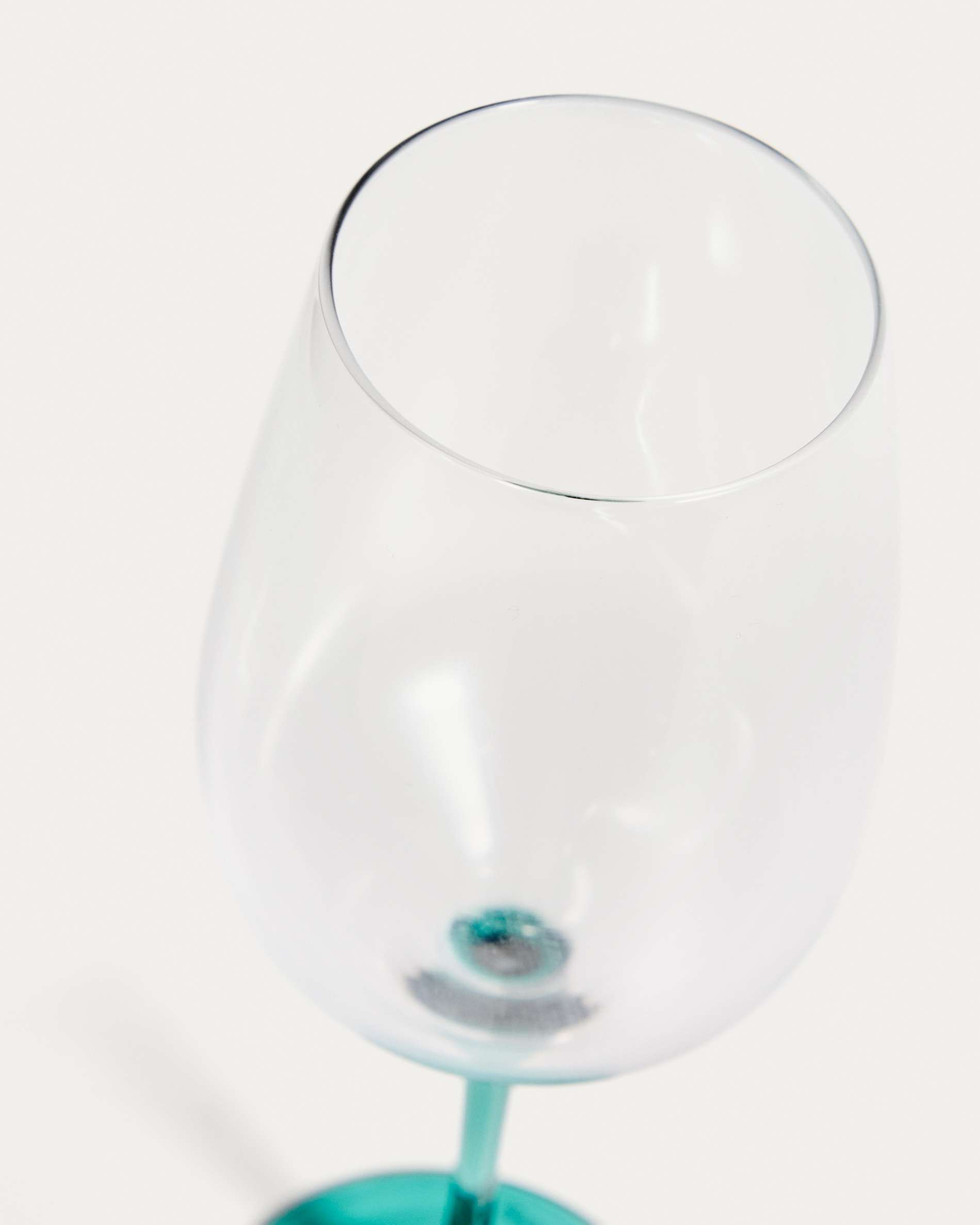 Irides clear wine glass with blue detail, 43 cl