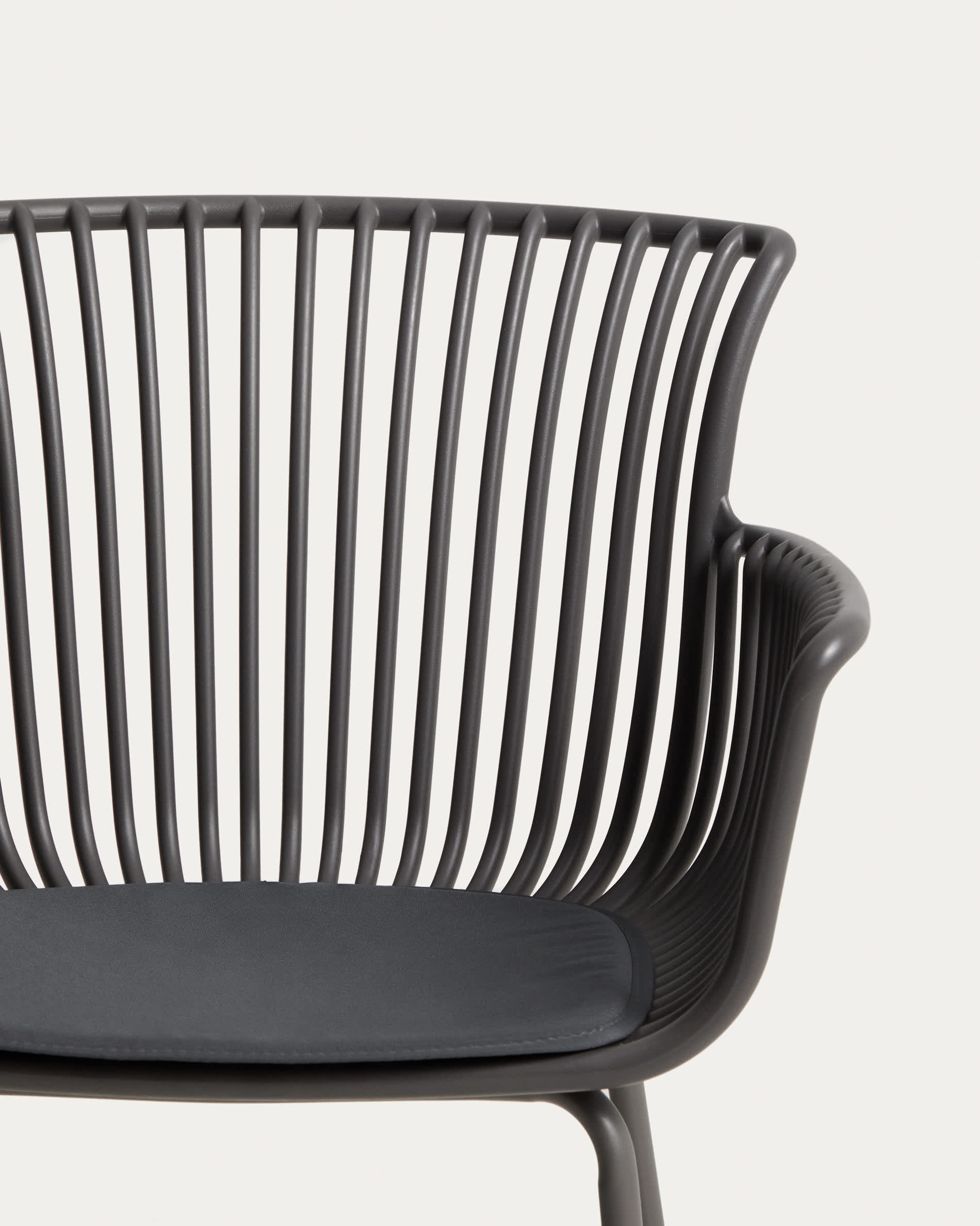 Surpika outdoor chair with graphite steel legs