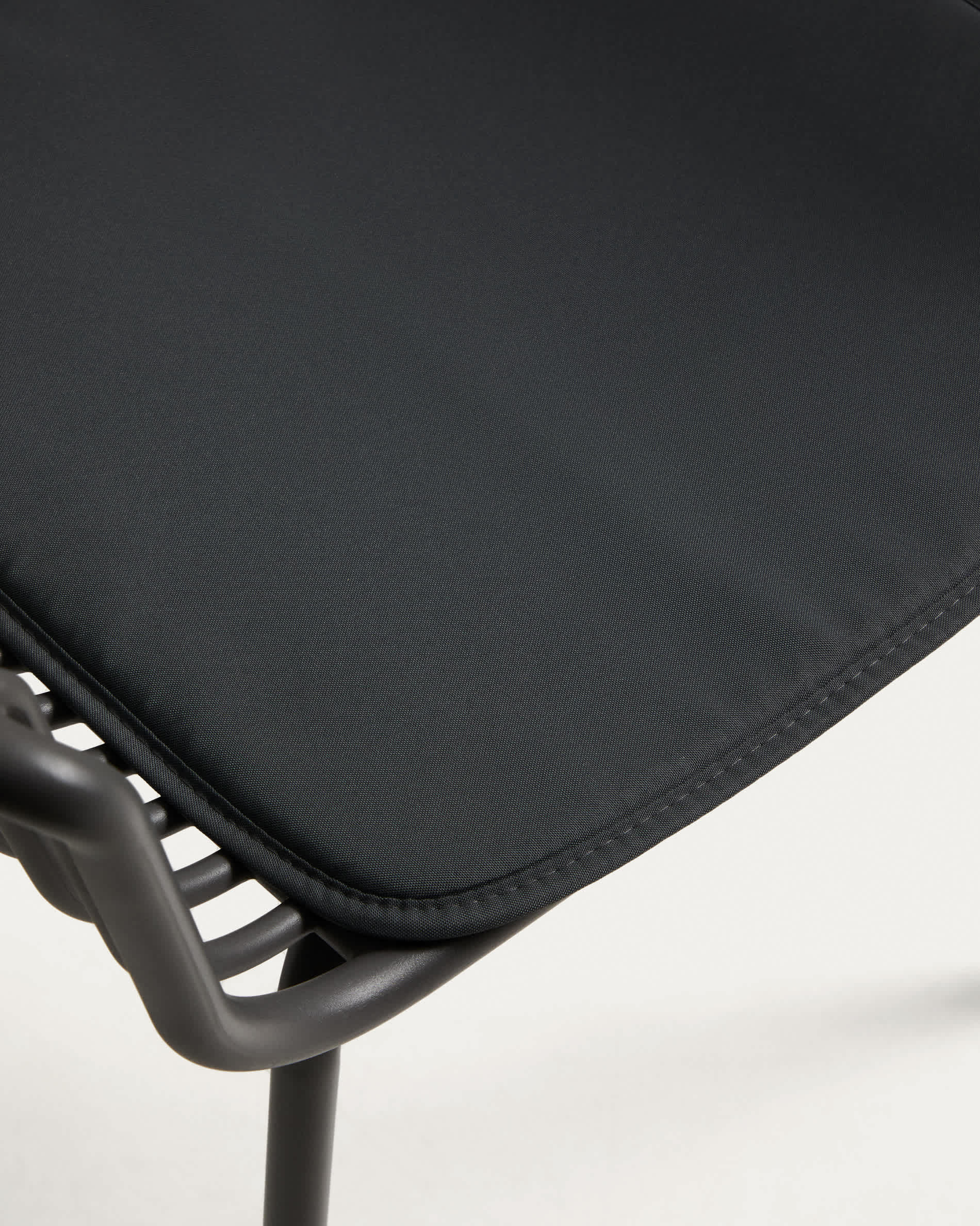 Surpika outdoor chair with graphite steel legs