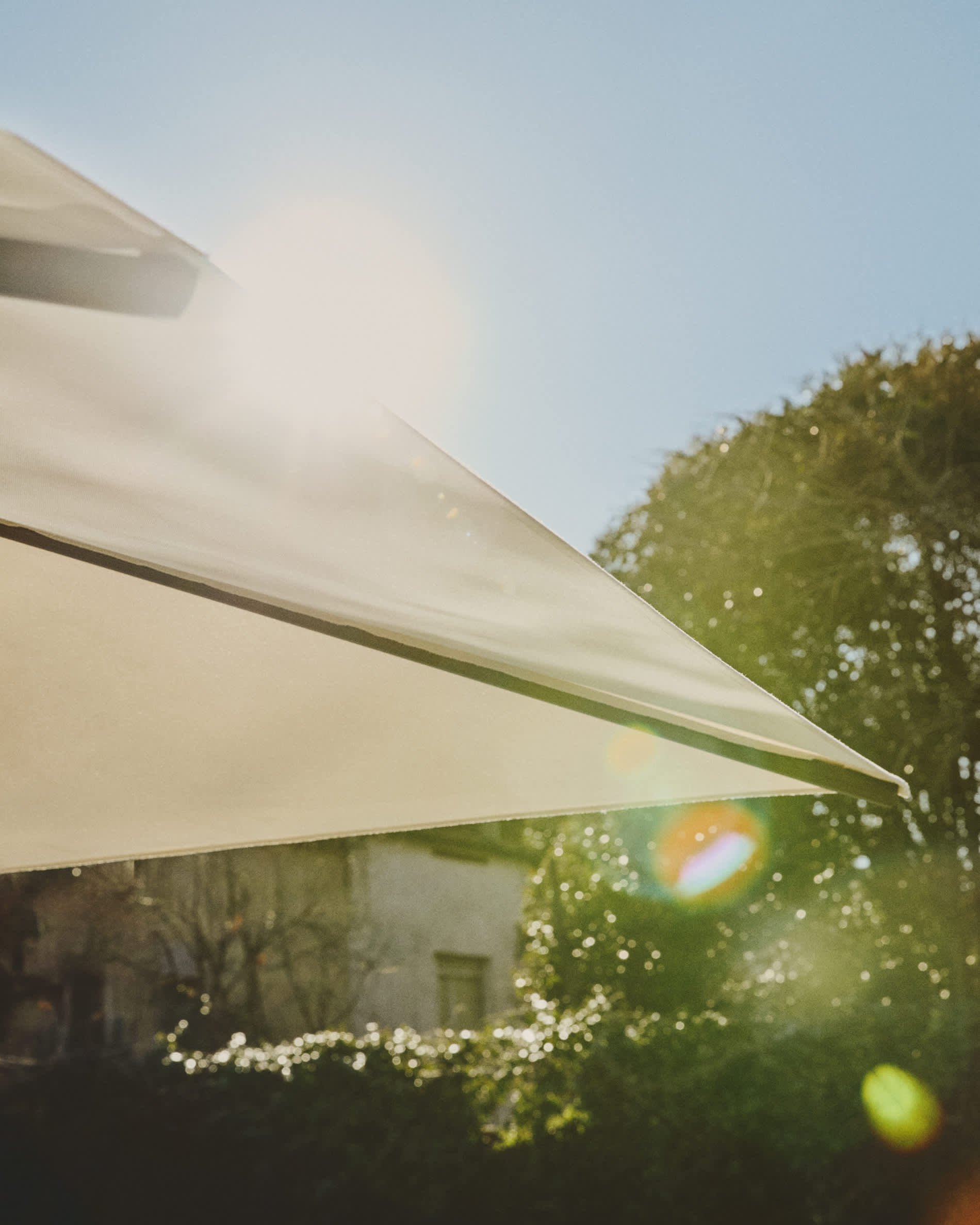 Noli beige cantilever parasol with graphite aluminium structure 300 x 420cm