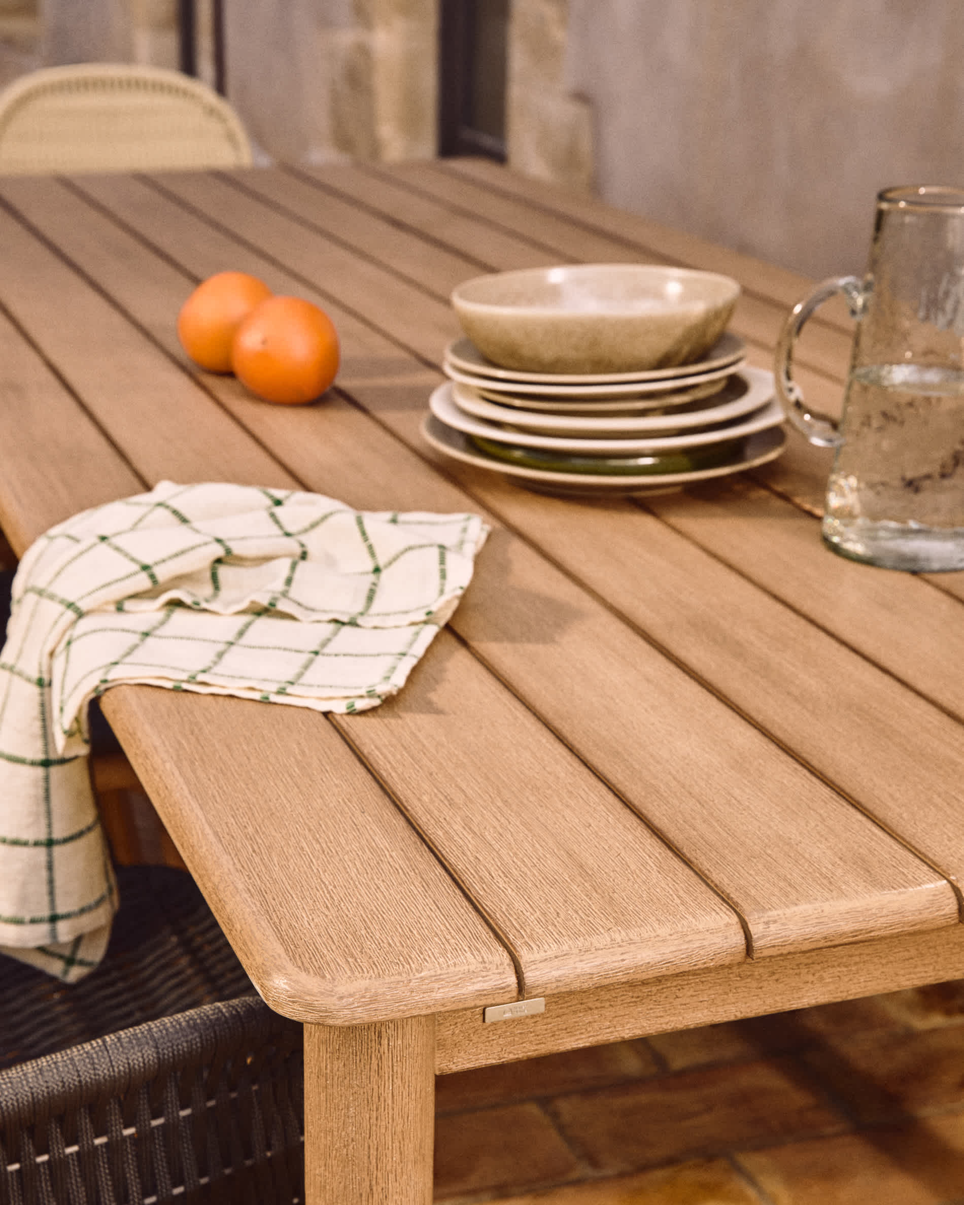 Set with Sori table in solid acacia wood and 6 Alipa chairs in ecru solid acacia wood and rope cord 200 x 100cm FSC 100%