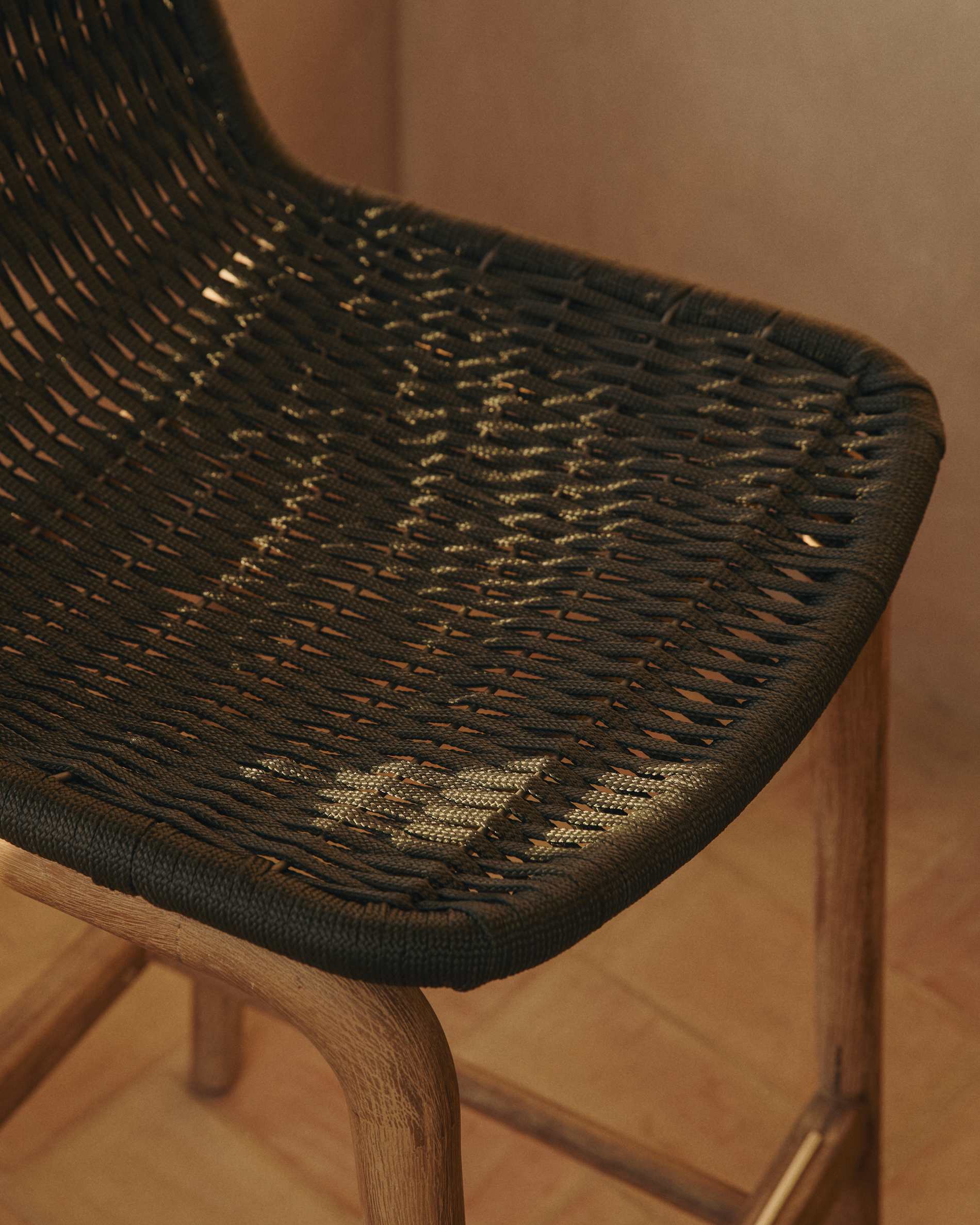 Alipa stool in FSC 100% solid acacia wood and dark grey rope cord 75 cm