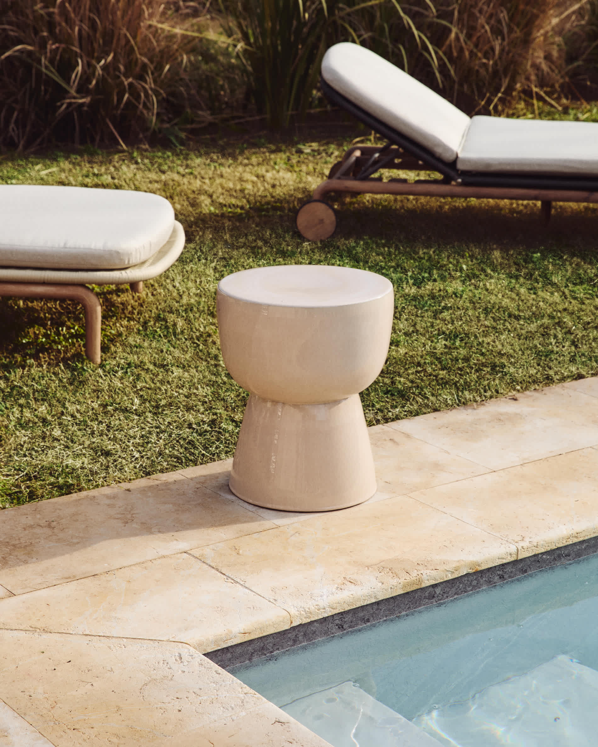 Mesquida outdoor side table in ceramic with glazed ecru finish Ø 36cm