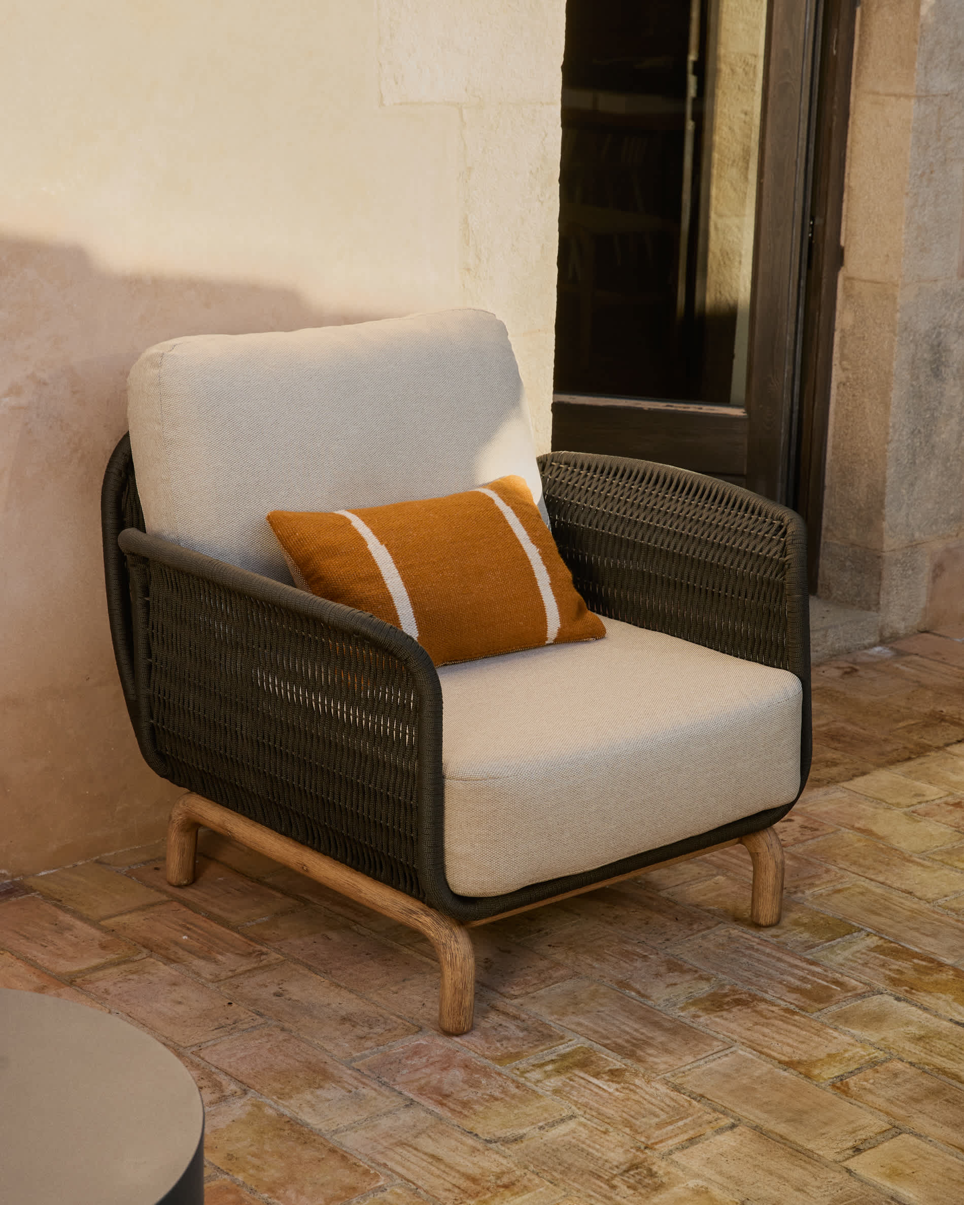 Alipa armchair in FSC 100% solid acacia wood and dark grey rope cord