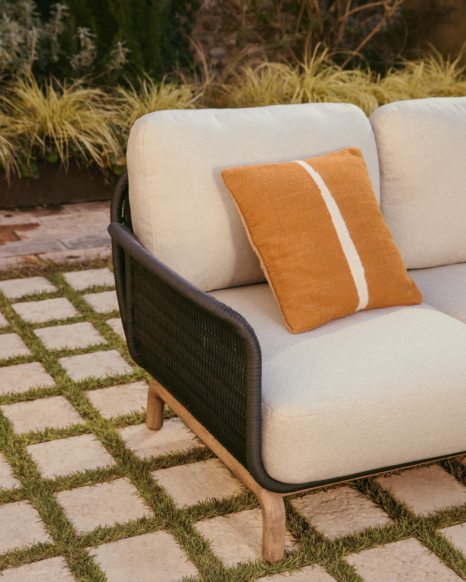 Alipa 2-seater sofa in solid acacia wood and dark grey rope cord 165 cm FSC 100%