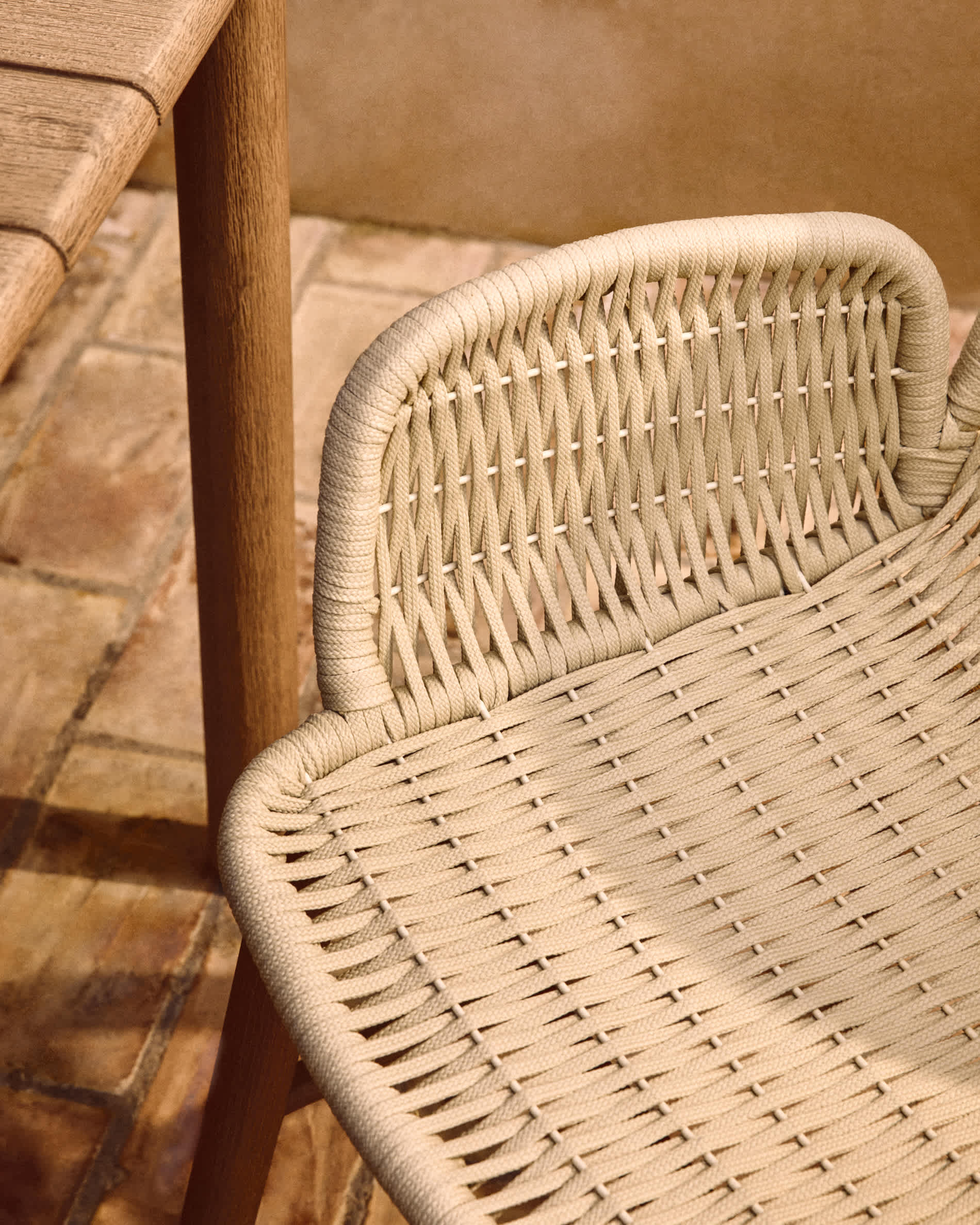 Alipa chair with armrests in FSC 100% solid acacia wood and ecru rope cord