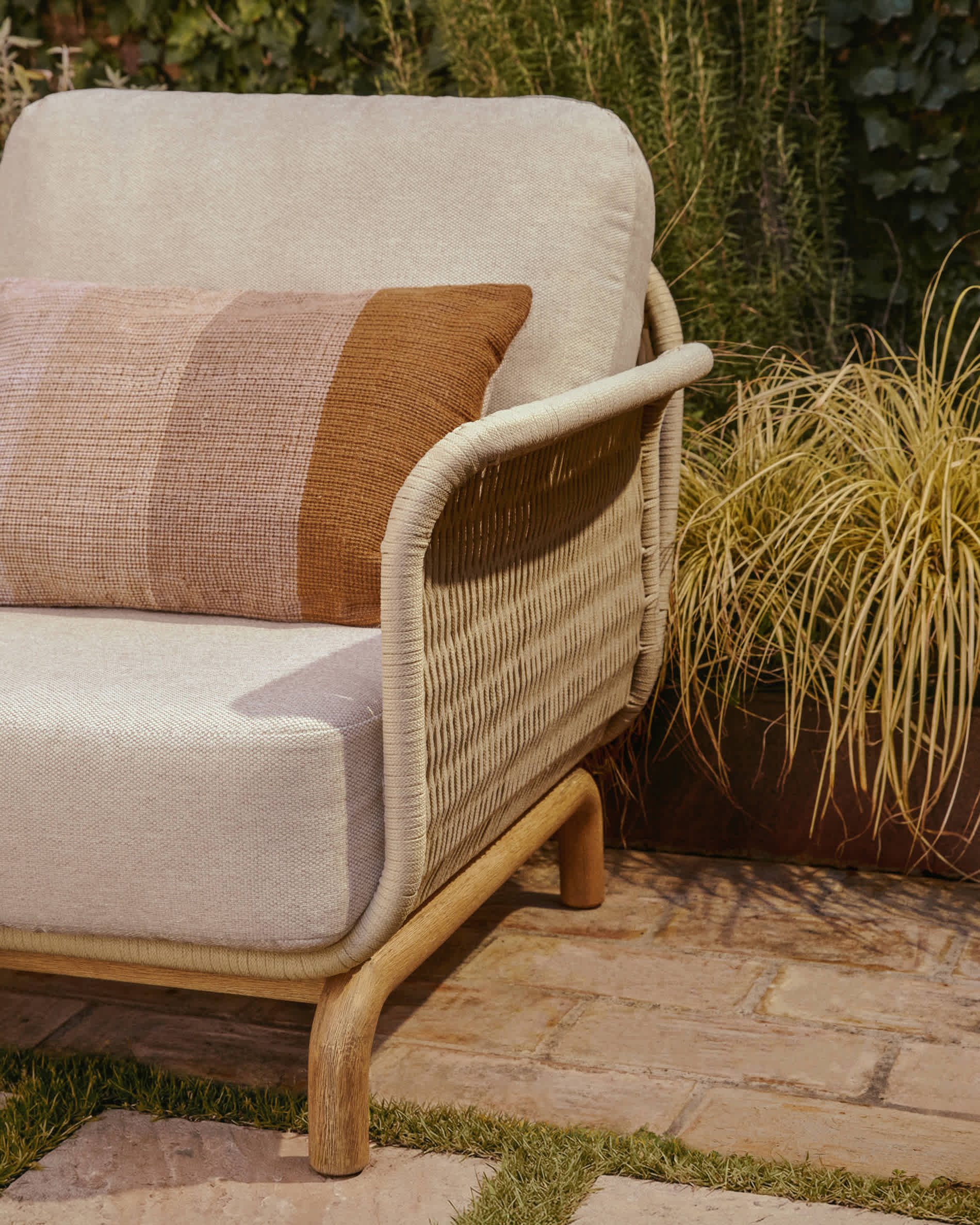 Alipa armchair in FSC 100% solid acacia wood and ecru rope cord