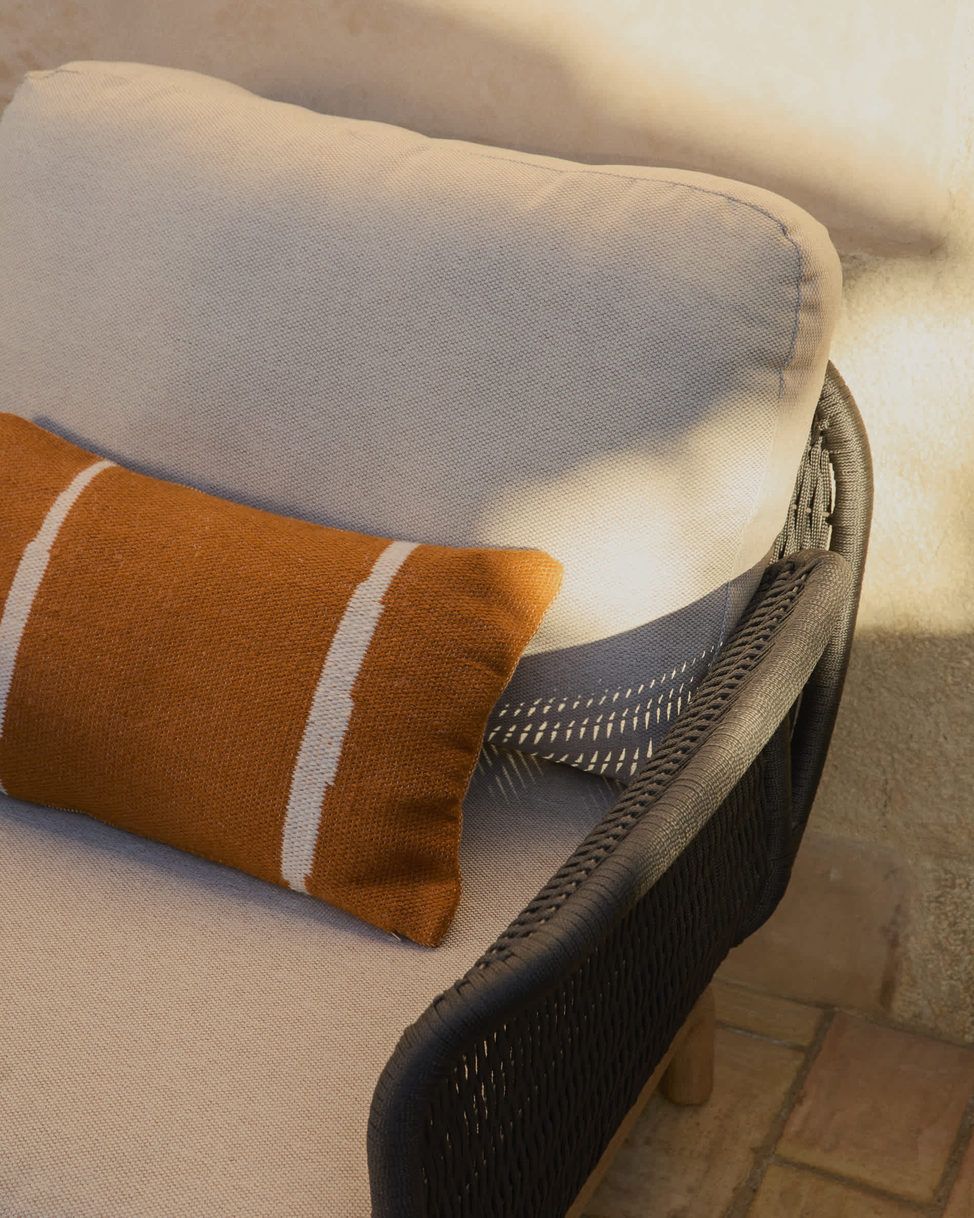 Alipa armchair in FSC 100% solid acacia wood and dark grey rope cord