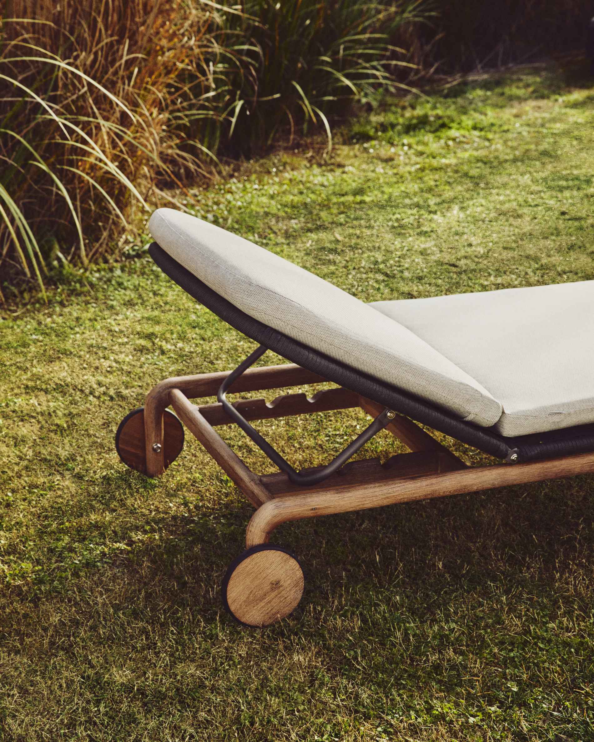 Alipa sun lounger in FSC 100% solid acacia wood and dark grey rope cord