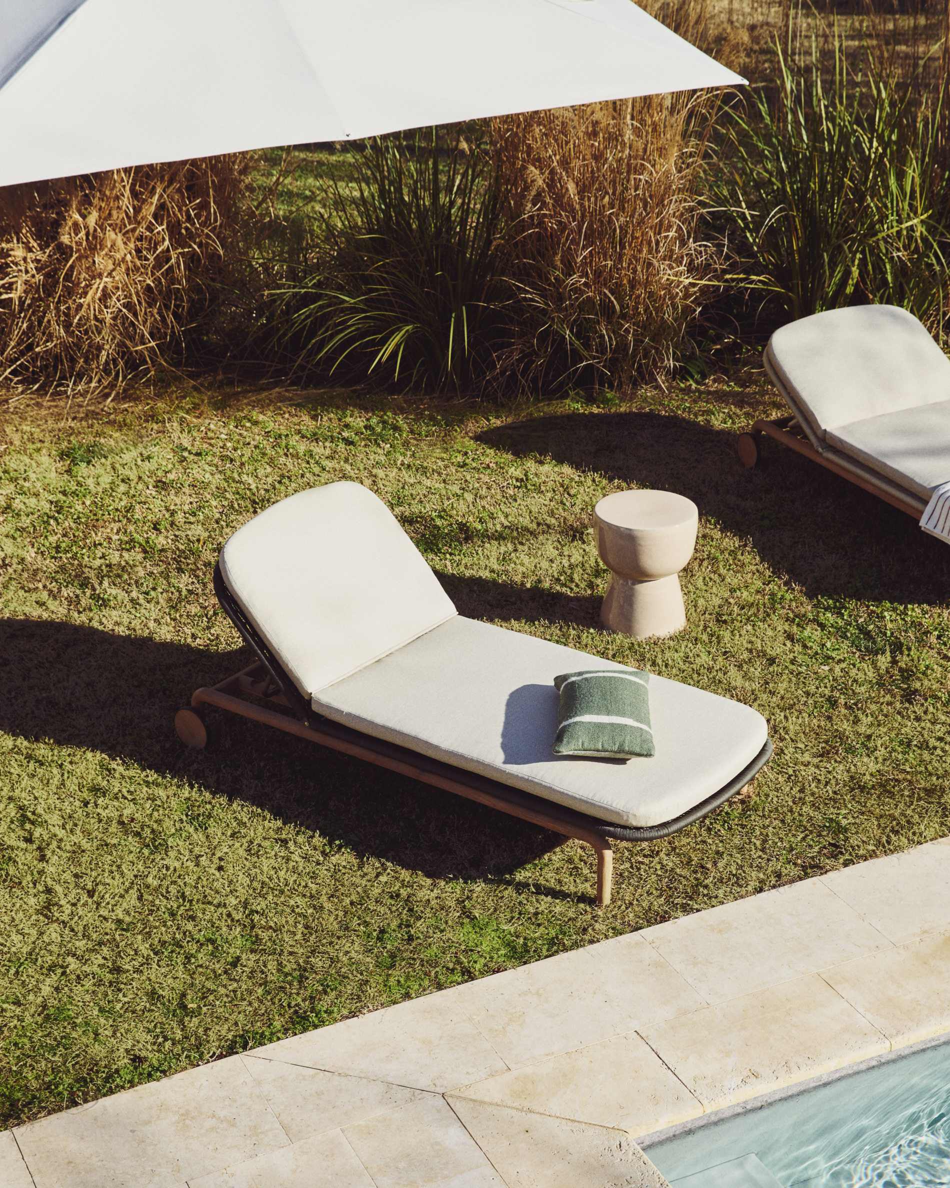 Alipa sun lounger in FSC 100% solid acacia wood and dark grey rope cord