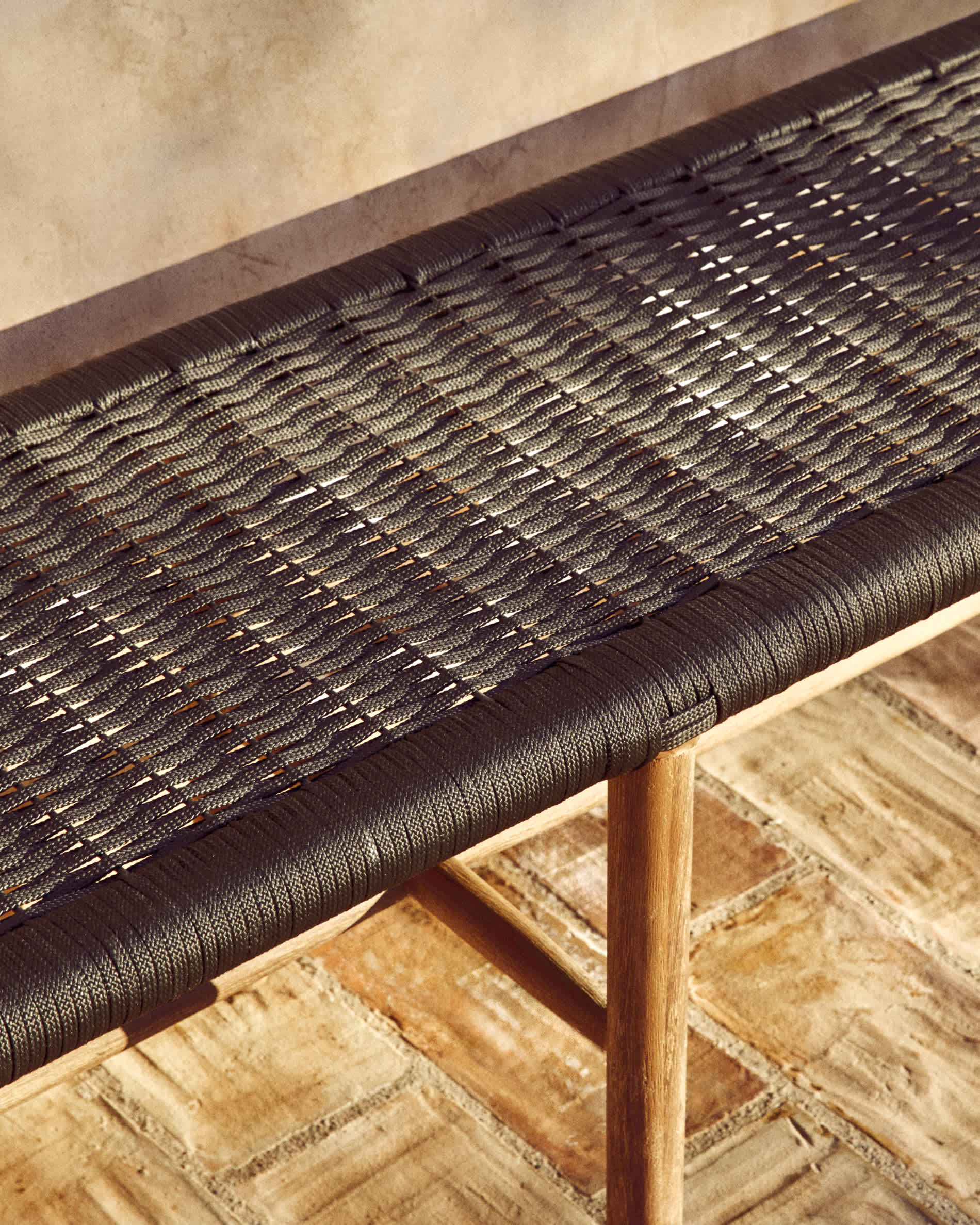 Alipa bench in FSC 100% solid acacia wood and dark grey rope cord 180 cm