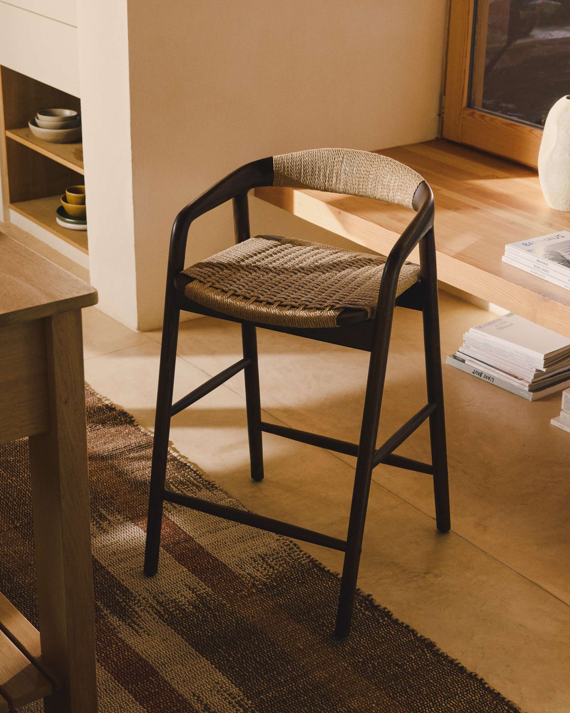 Derile stool in solid oak wood with walnut finish and beige paper rope cord FSC Mix Credit 65 cm