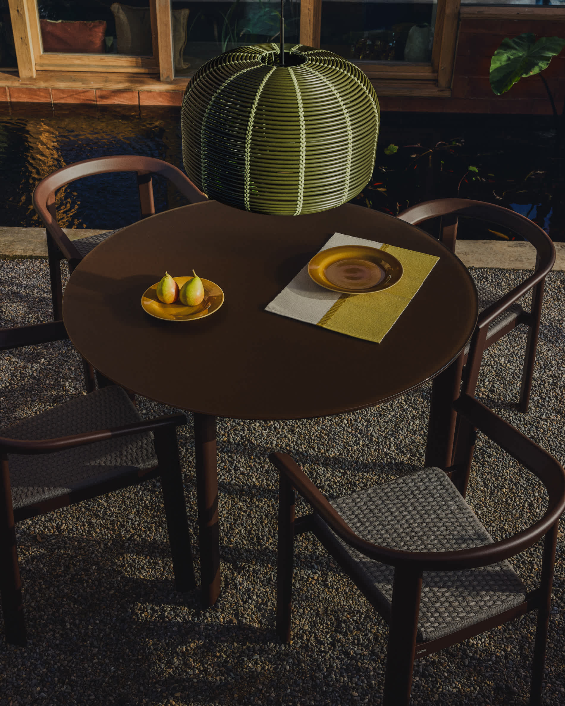 Erice round table in aluminium and brown tempered glass Ø120 cm