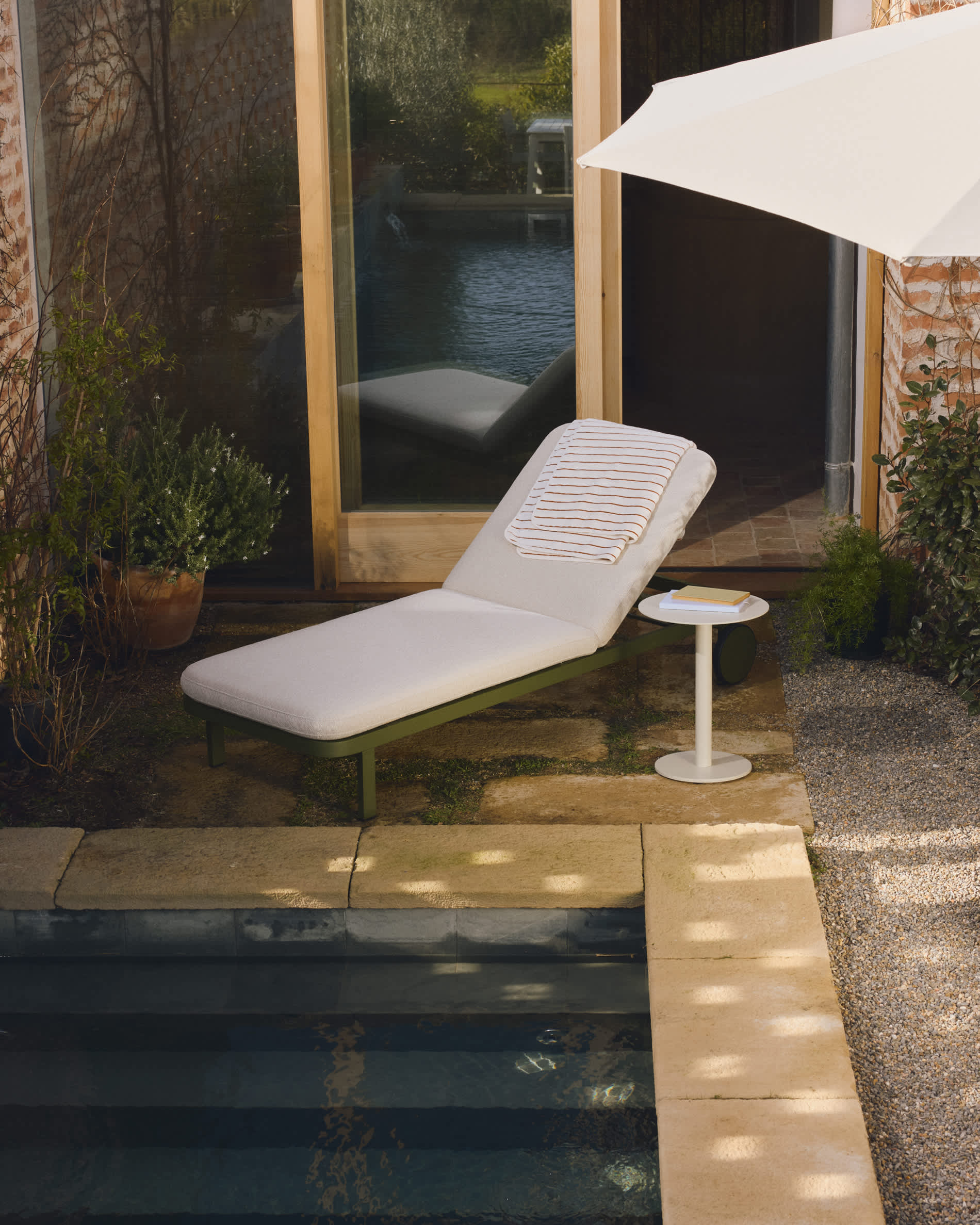 Asinara ecru aluminium side table Ø40 cm