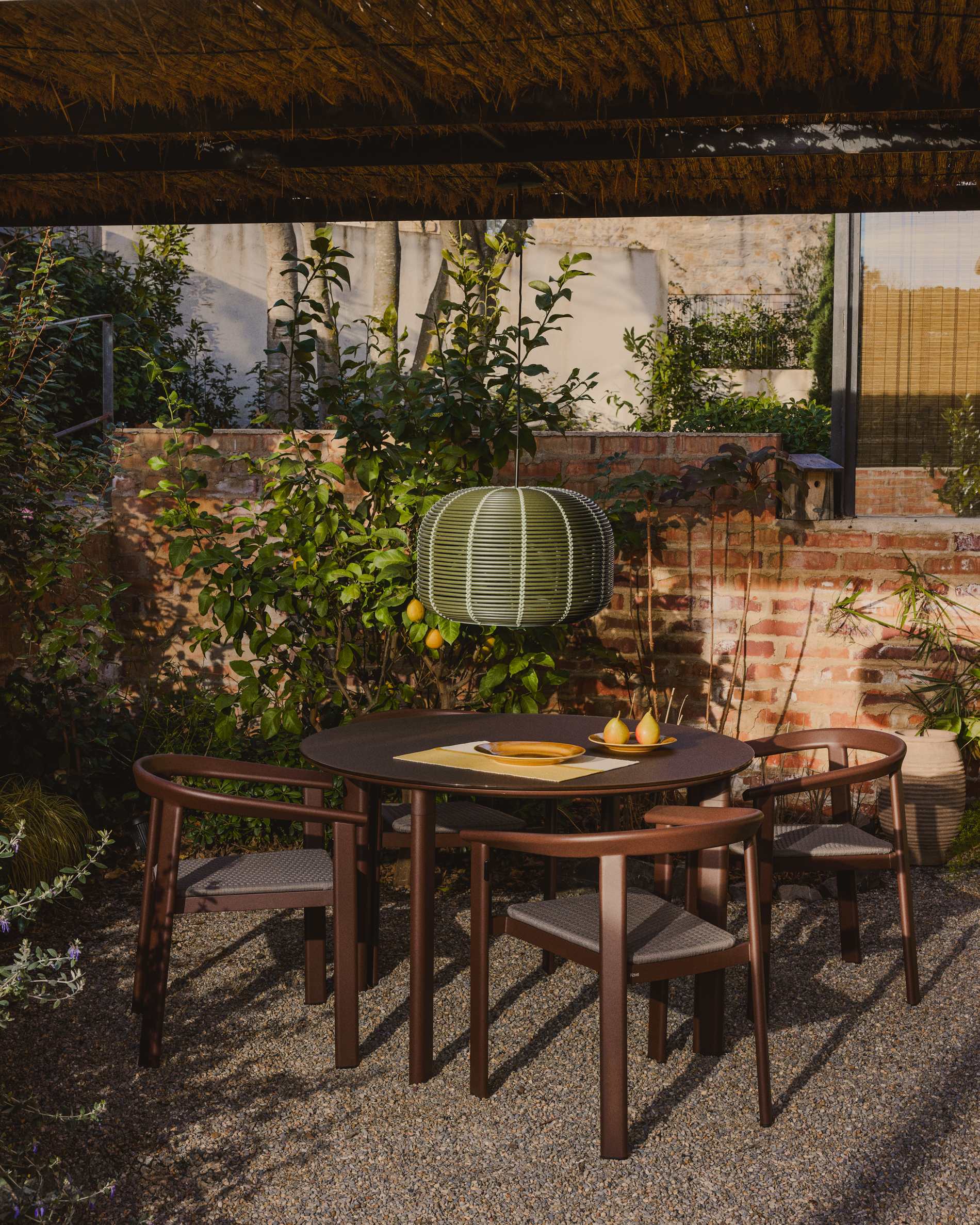 Erice set of 4 stackable chairs in aluminium and rope cord and a table in brown aluminium and tempered glass Ø120cm