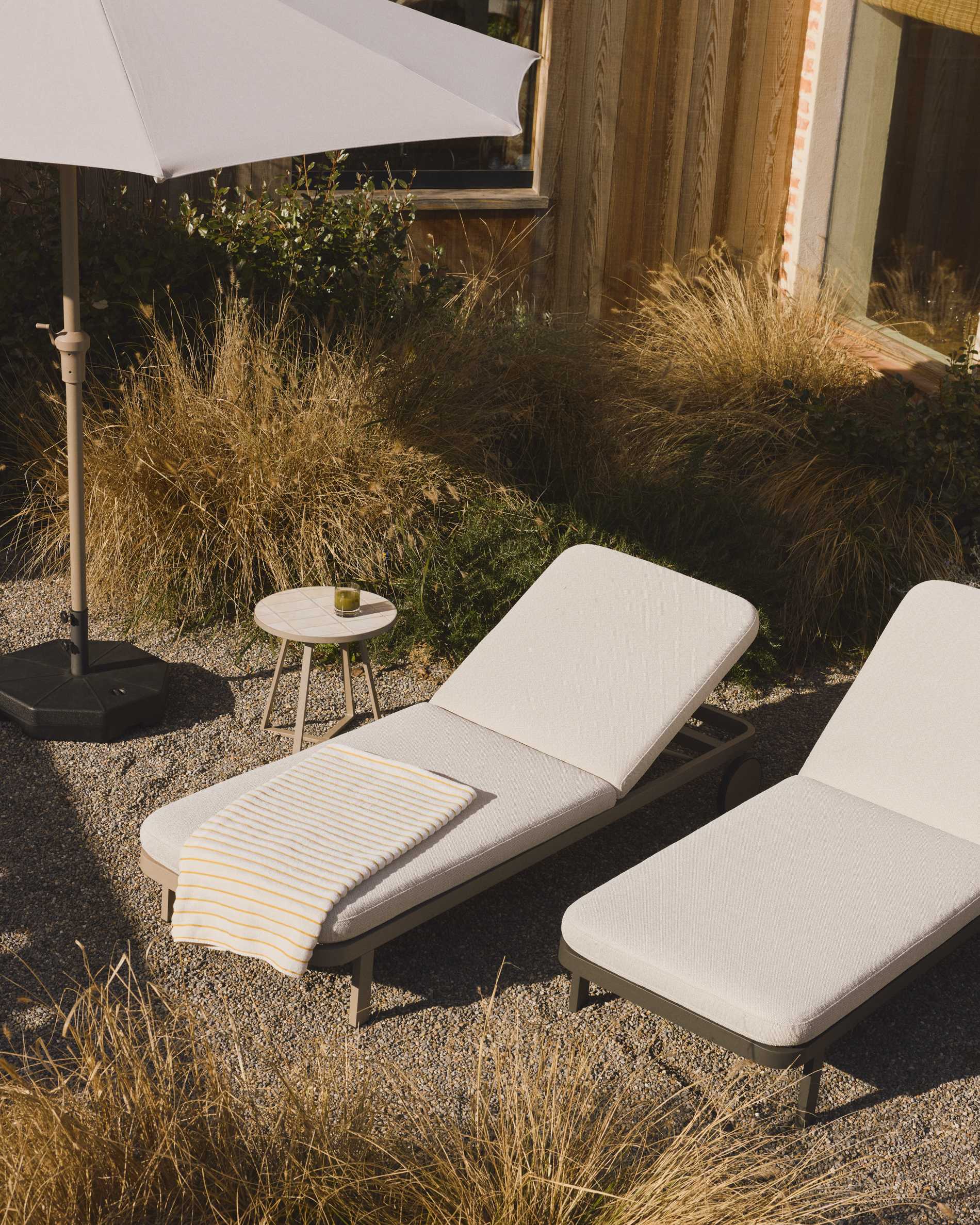 Kionia taupe aluminium sun lounger.