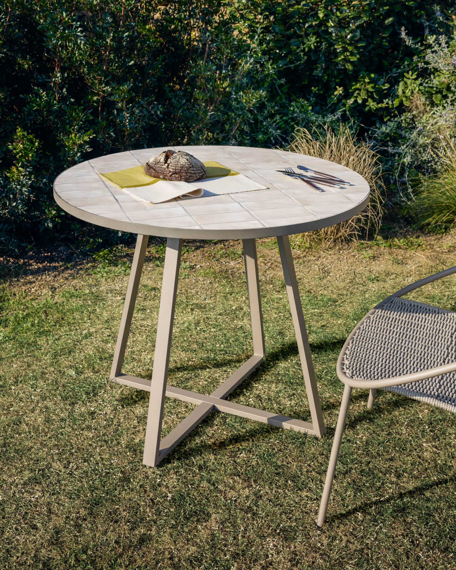 Table ronde Tella en acier galvanisé — Kave Home