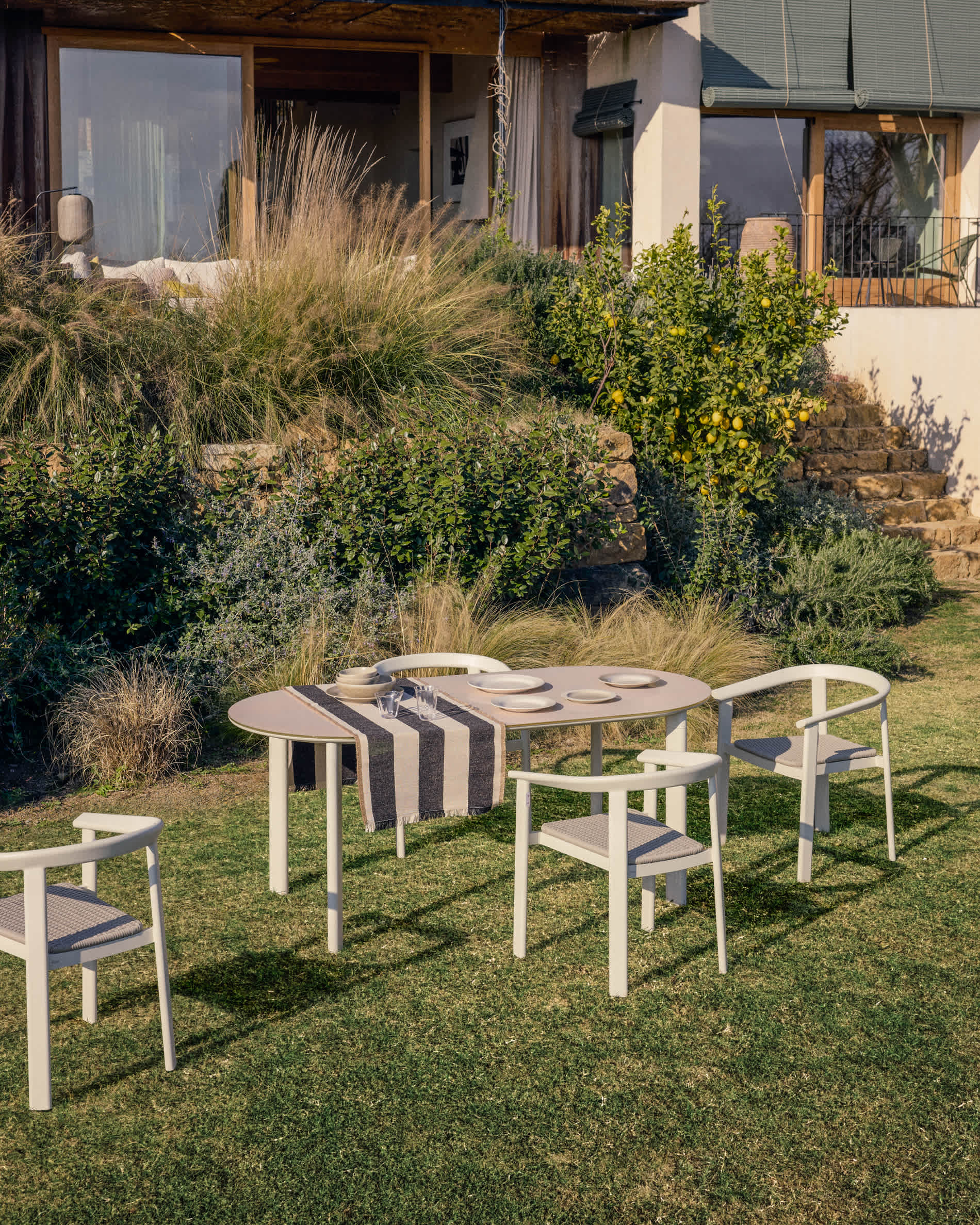 Erice stackable outdoor chair in aluminium and ecru rope