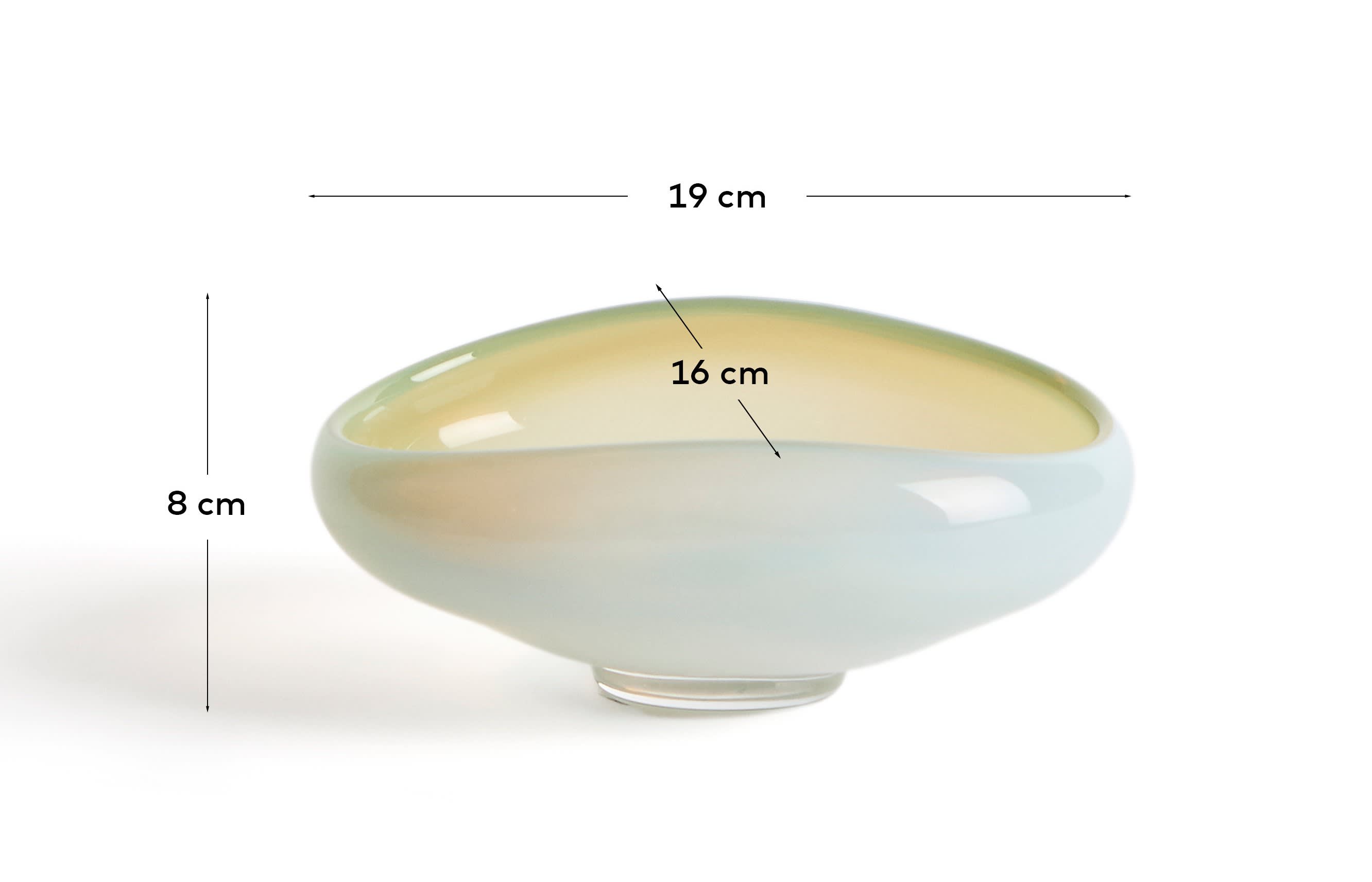 Nodila white glass centrepiece 19 x 14cm