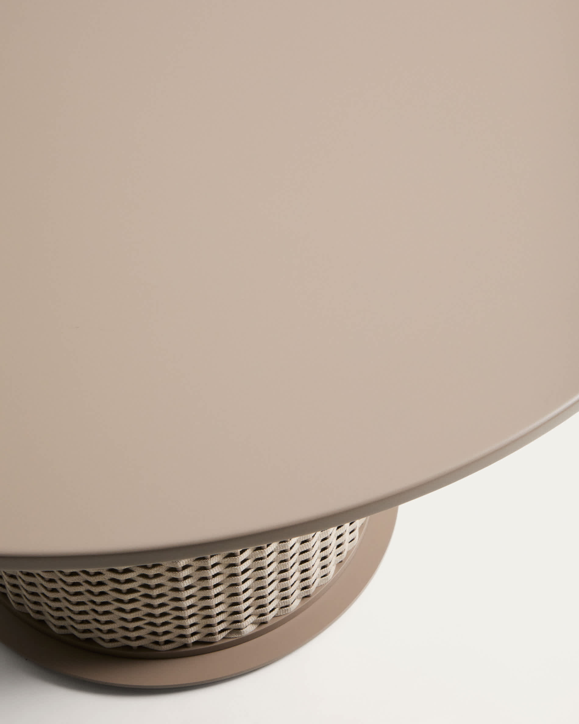 Sedalis taupe outdoor table in aluminium and rope cord Ø120cm