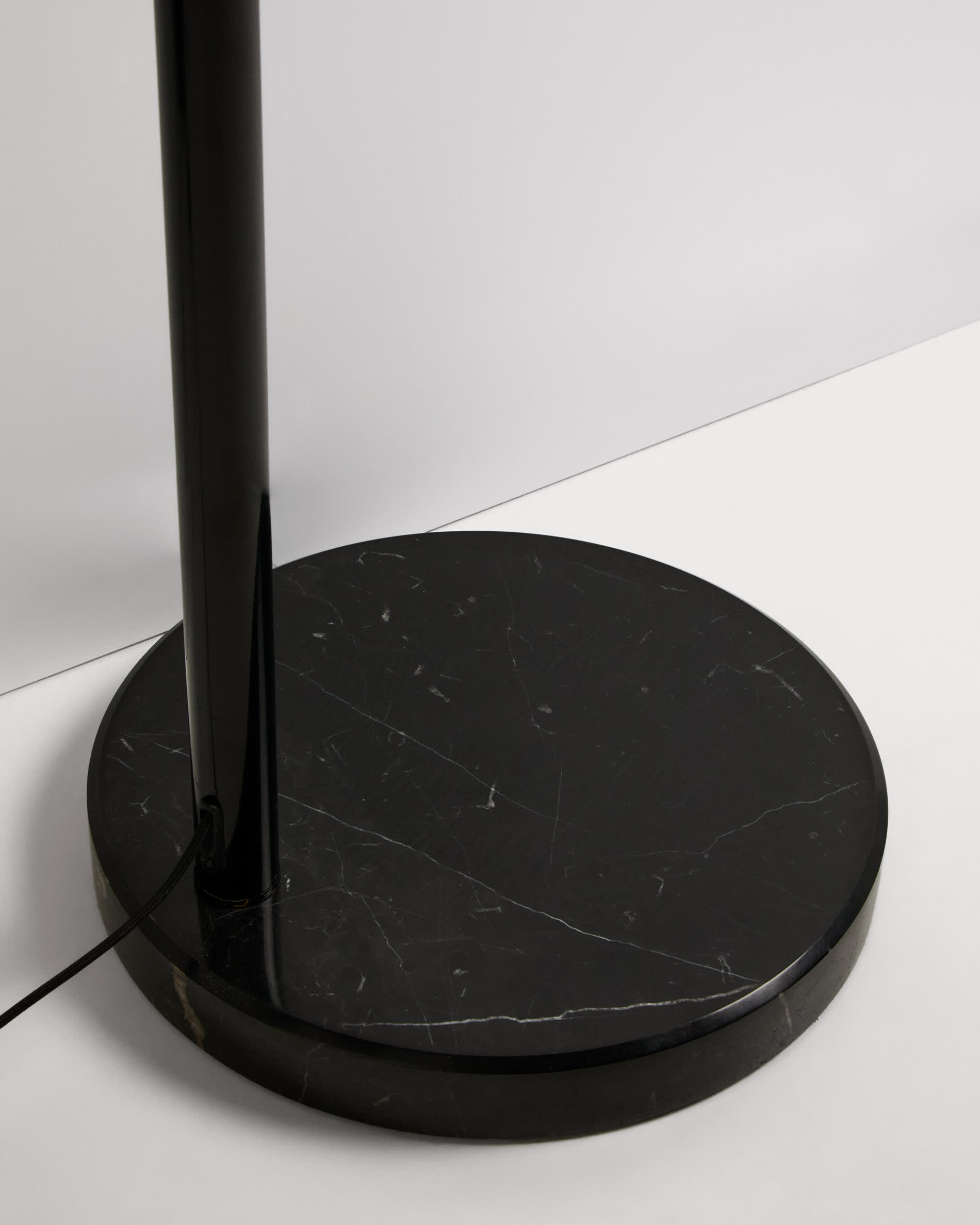 Madali floor lamp in steel with glossy black finish and black marble
