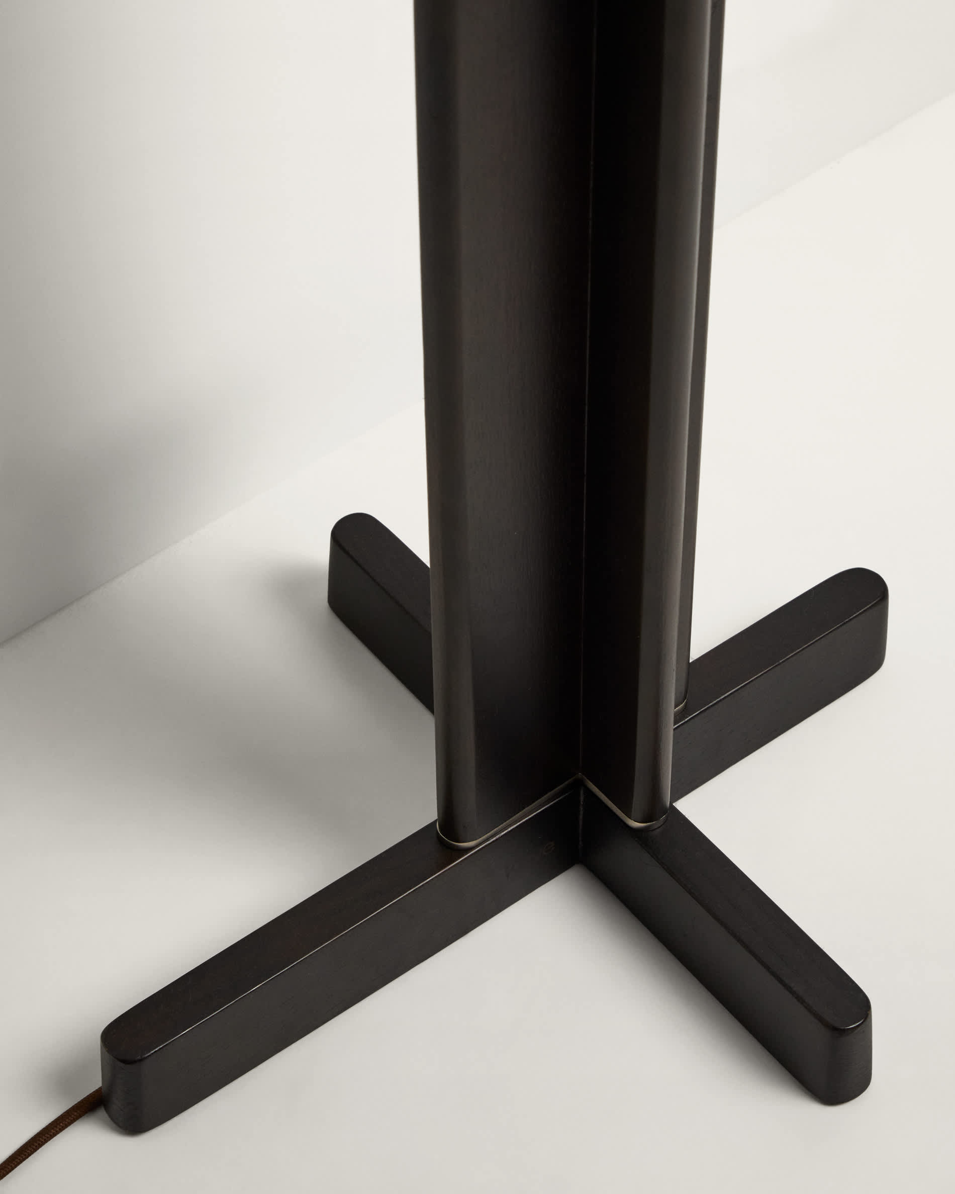 Niani floor lamp in rubber wood with dark finish and ivory-coloured cotton lamp shade