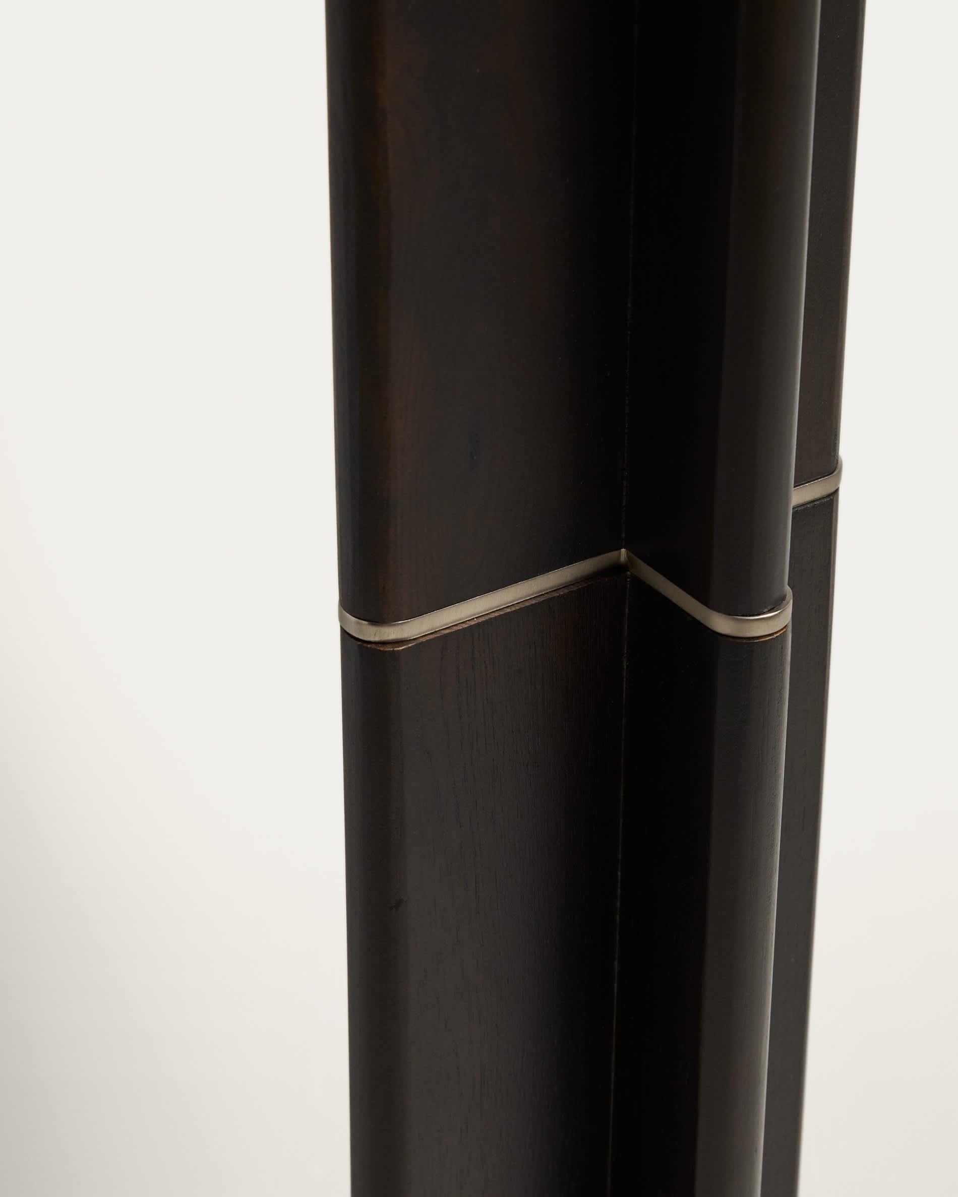 Niani floor lamp in rubber wood with dark finish and ivory-coloured cotton lamp shade