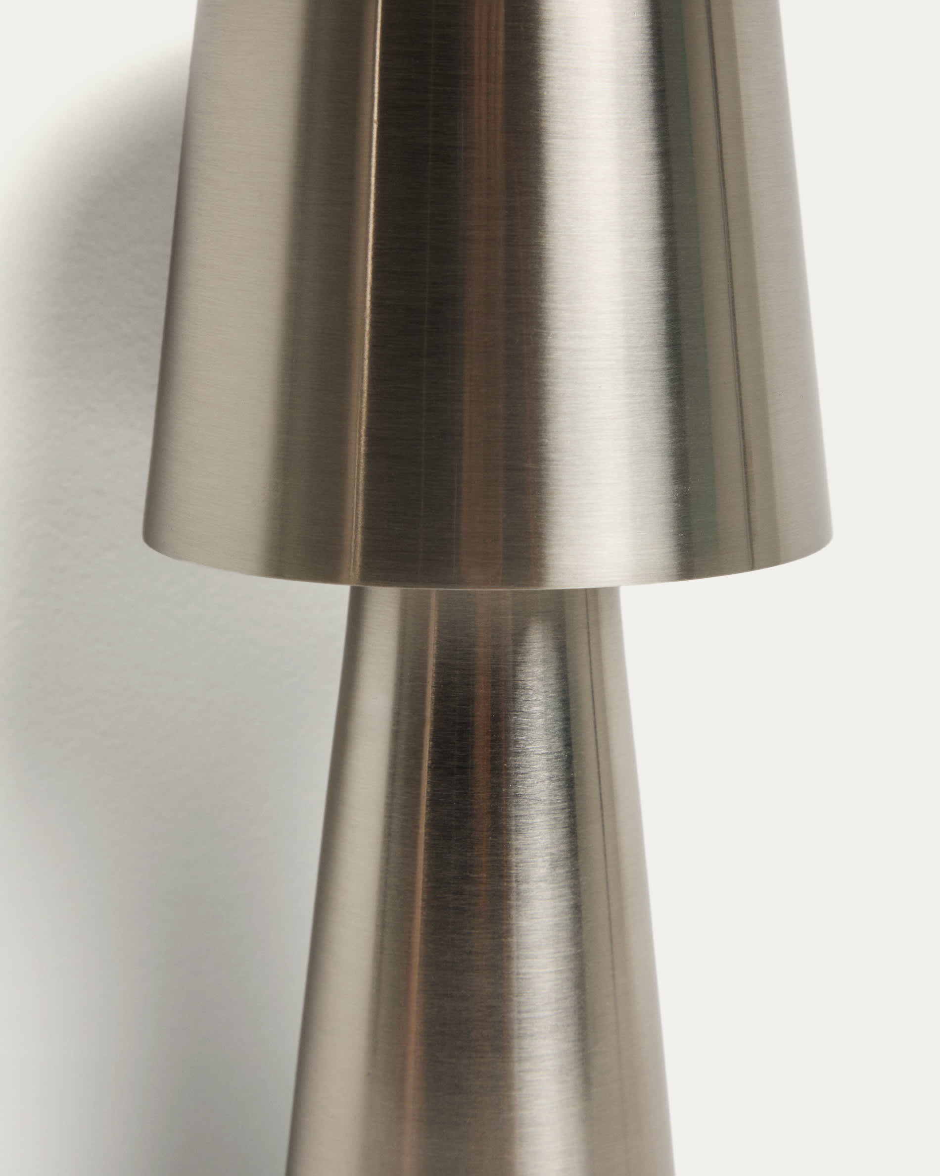 Arenys small table lamp in metal with a shiny silver finish