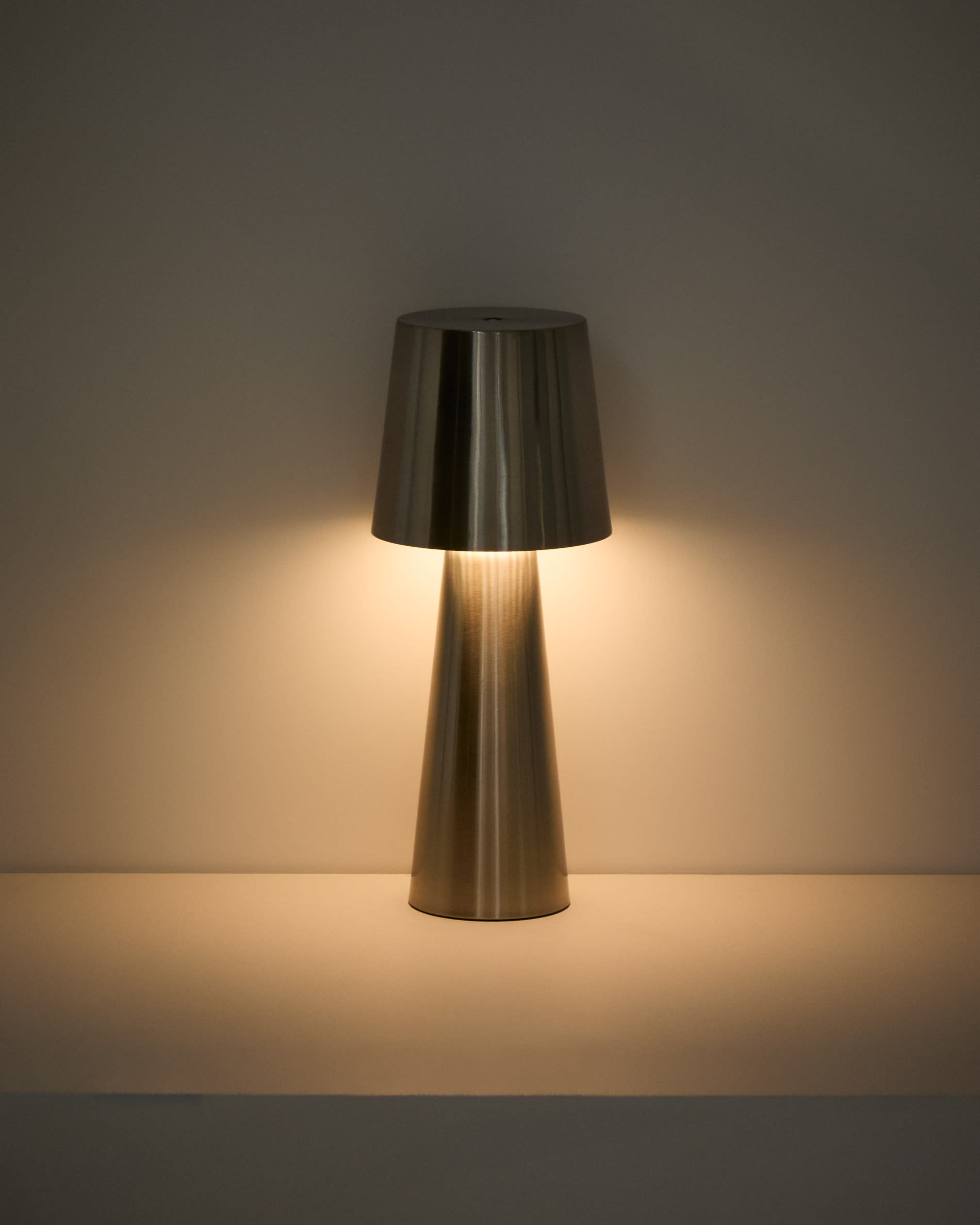 Arenys large table lamp in metal with a shiny silver finish