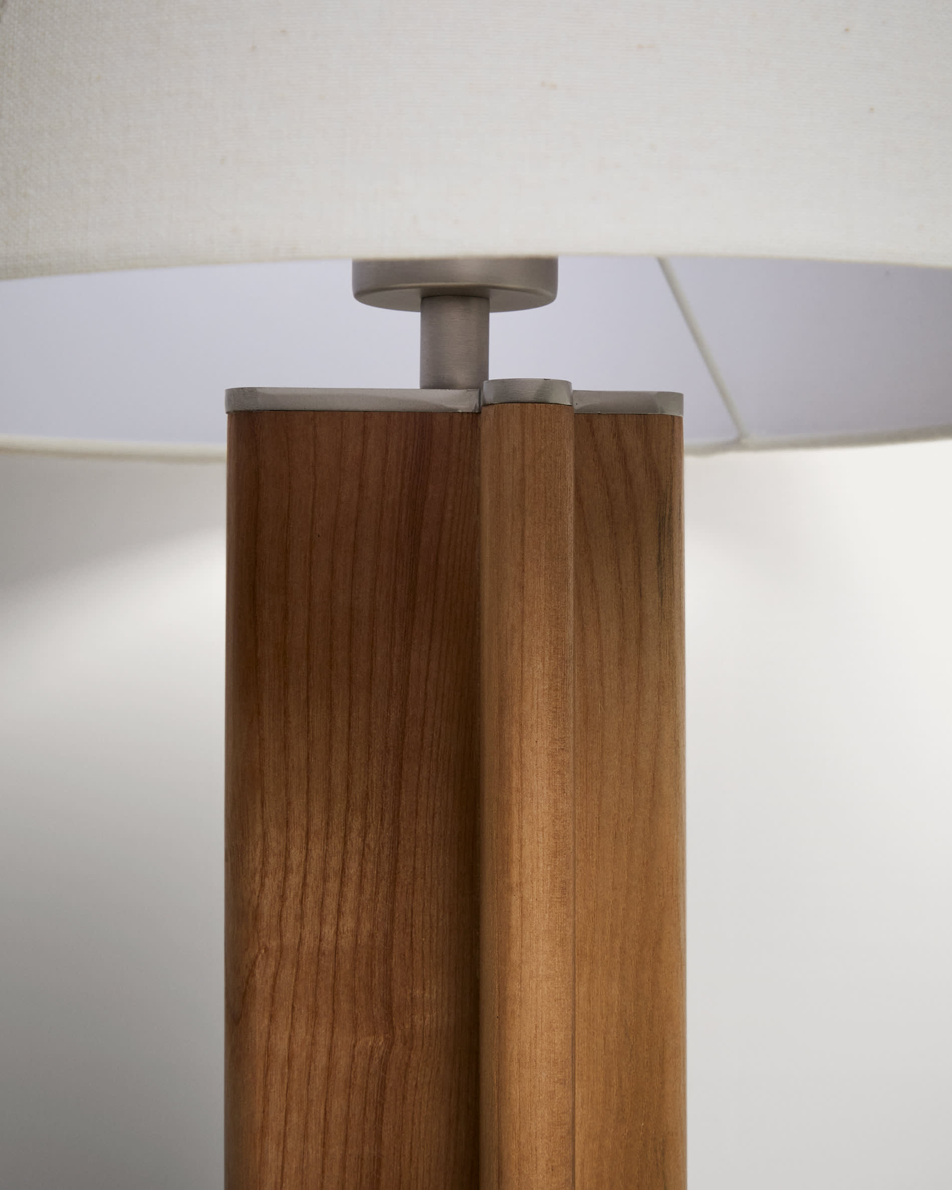 Niani table lamp in rubber wood with natural finish and ivory-coloured cotton lamp shade Ø30cm