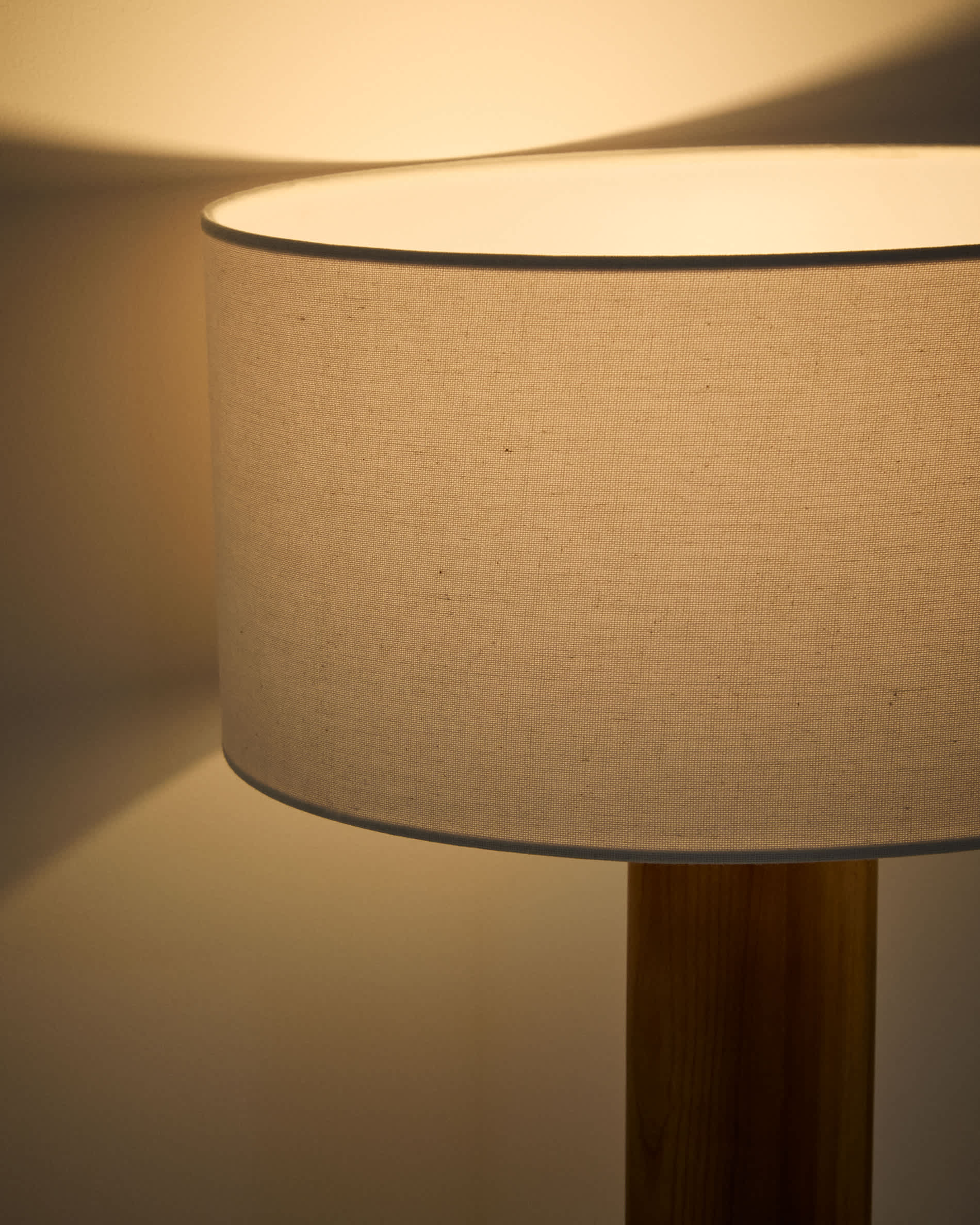 Niani table lamp in rubber wood with natural finish and ivory-coloured cotton lamp shade Ø30cm