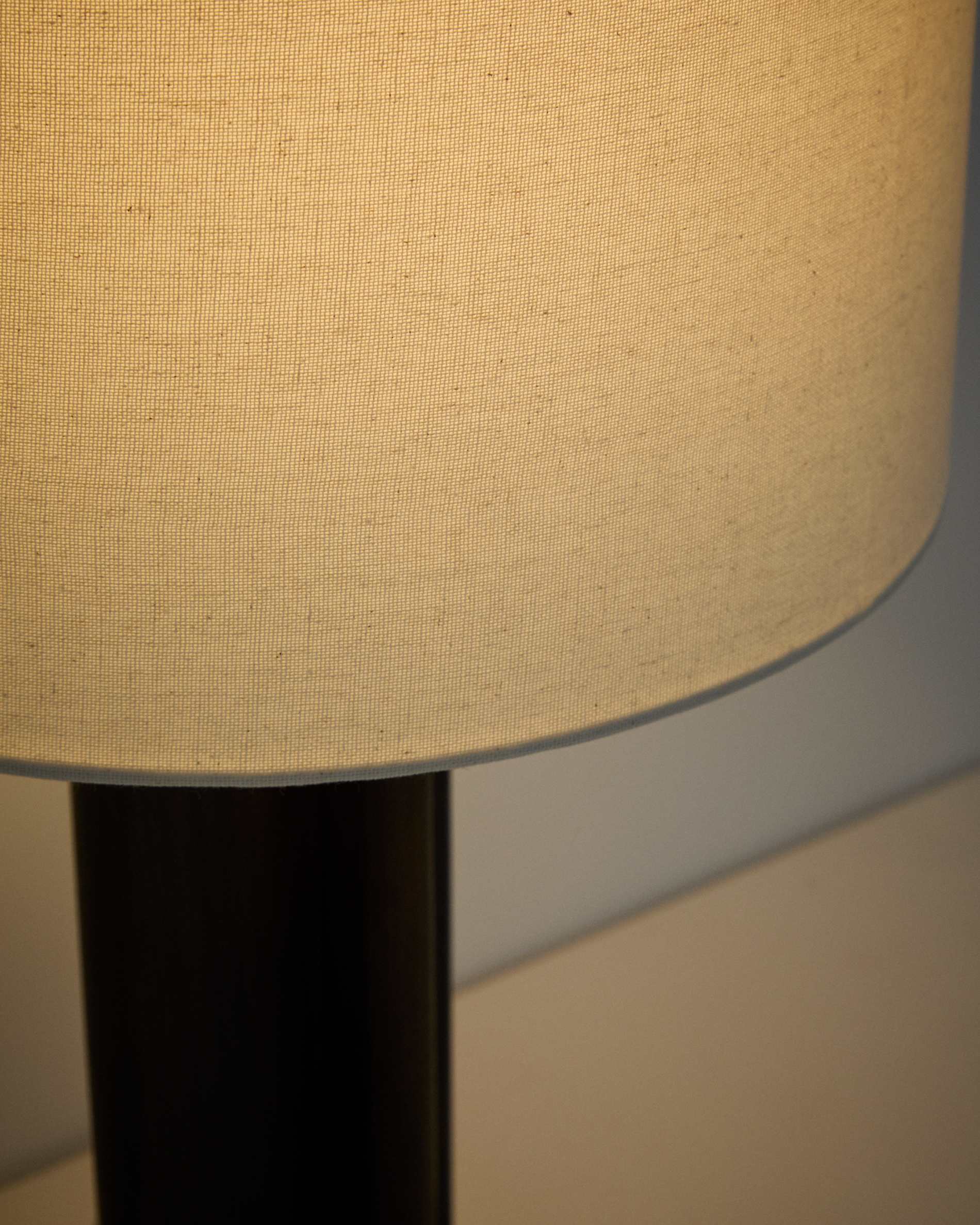 Niani table lamp in dark-finish rubber wood with ivory-coloured cotton shade Ø30cm
