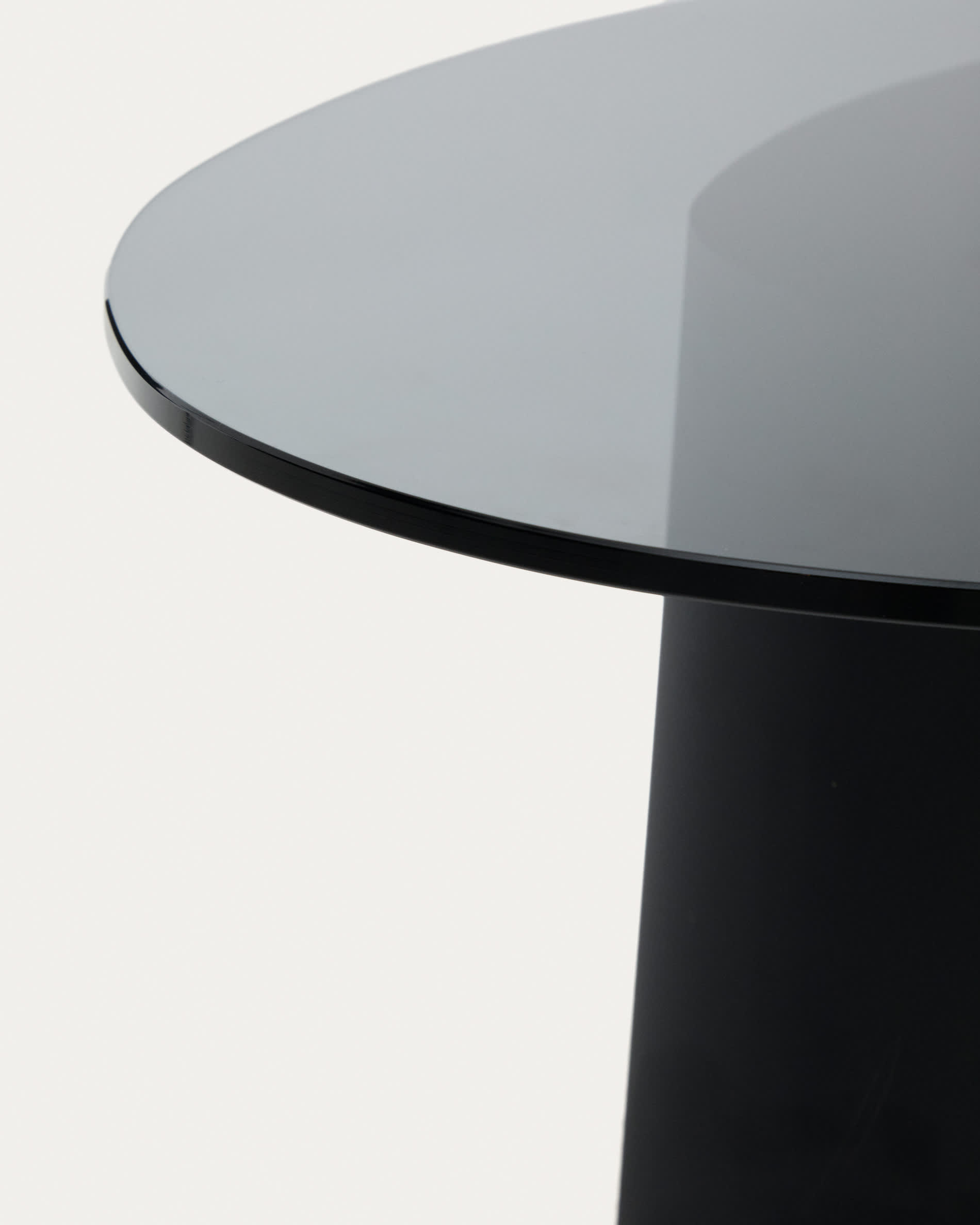 Olir coffee table in tempered glass and black steel 82 x 74 cm