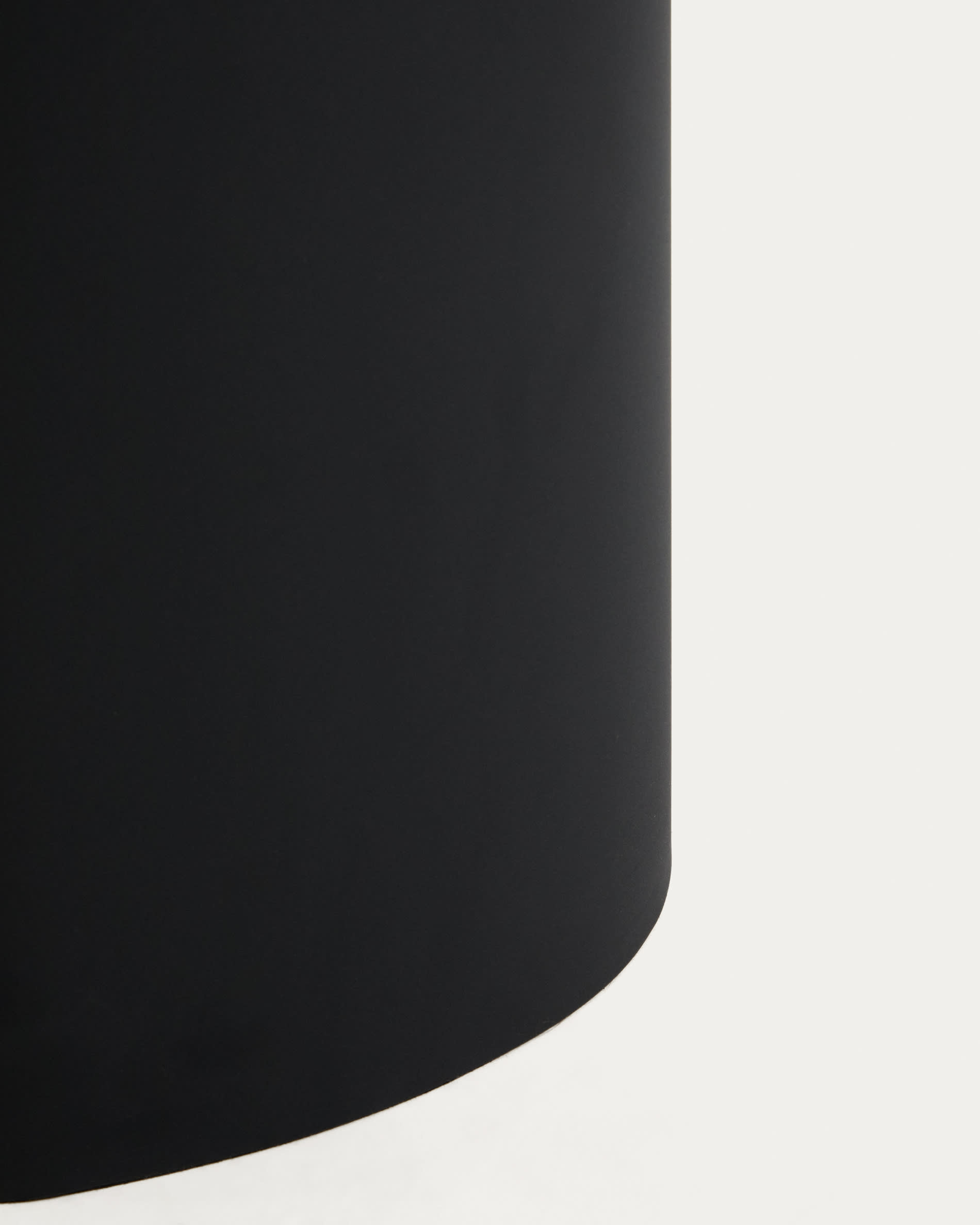 Olir side table in tempered glass and black steel 48 x 46,8 cm
