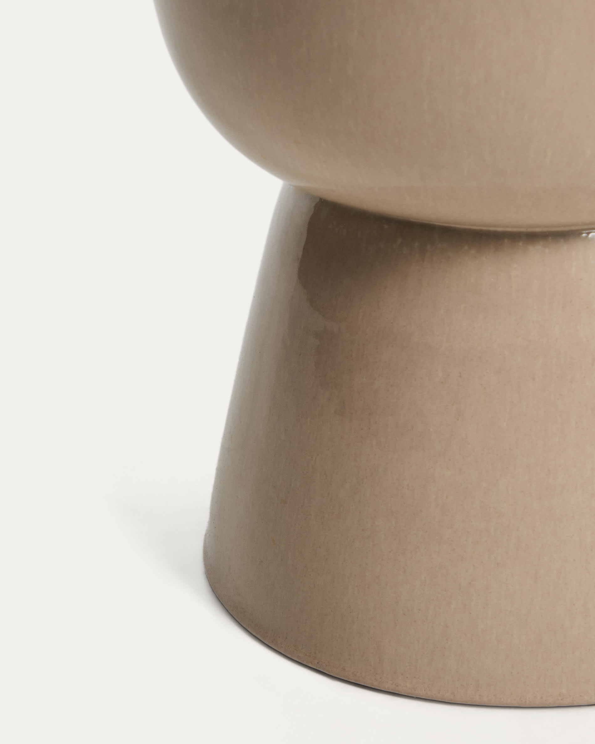 Mesquida outdoor side table in ceramic with glazed ecru finish Ø 36cm