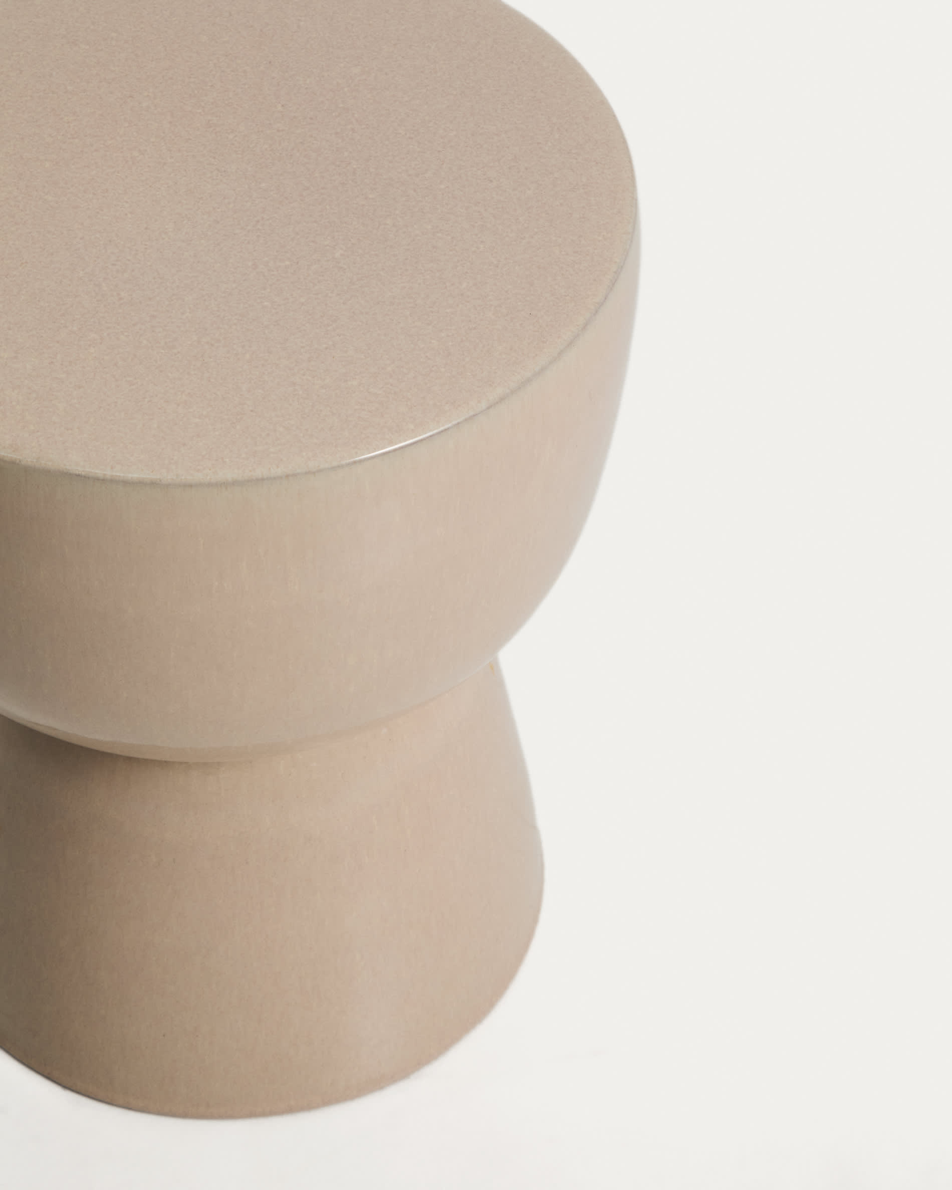 Mesquida outdoor side table in ceramic with glazed ecru finish Ø 36cm