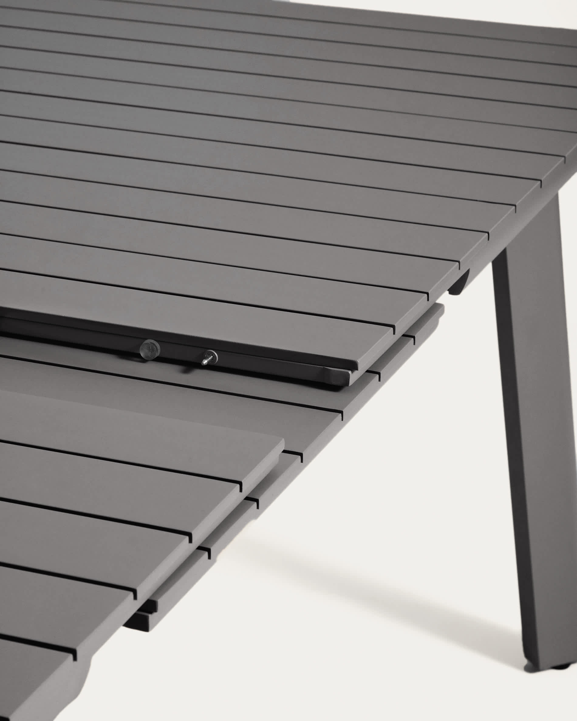 Izola extendable outdoor table in aluminium with graphite finish 220 (280) x 100cm