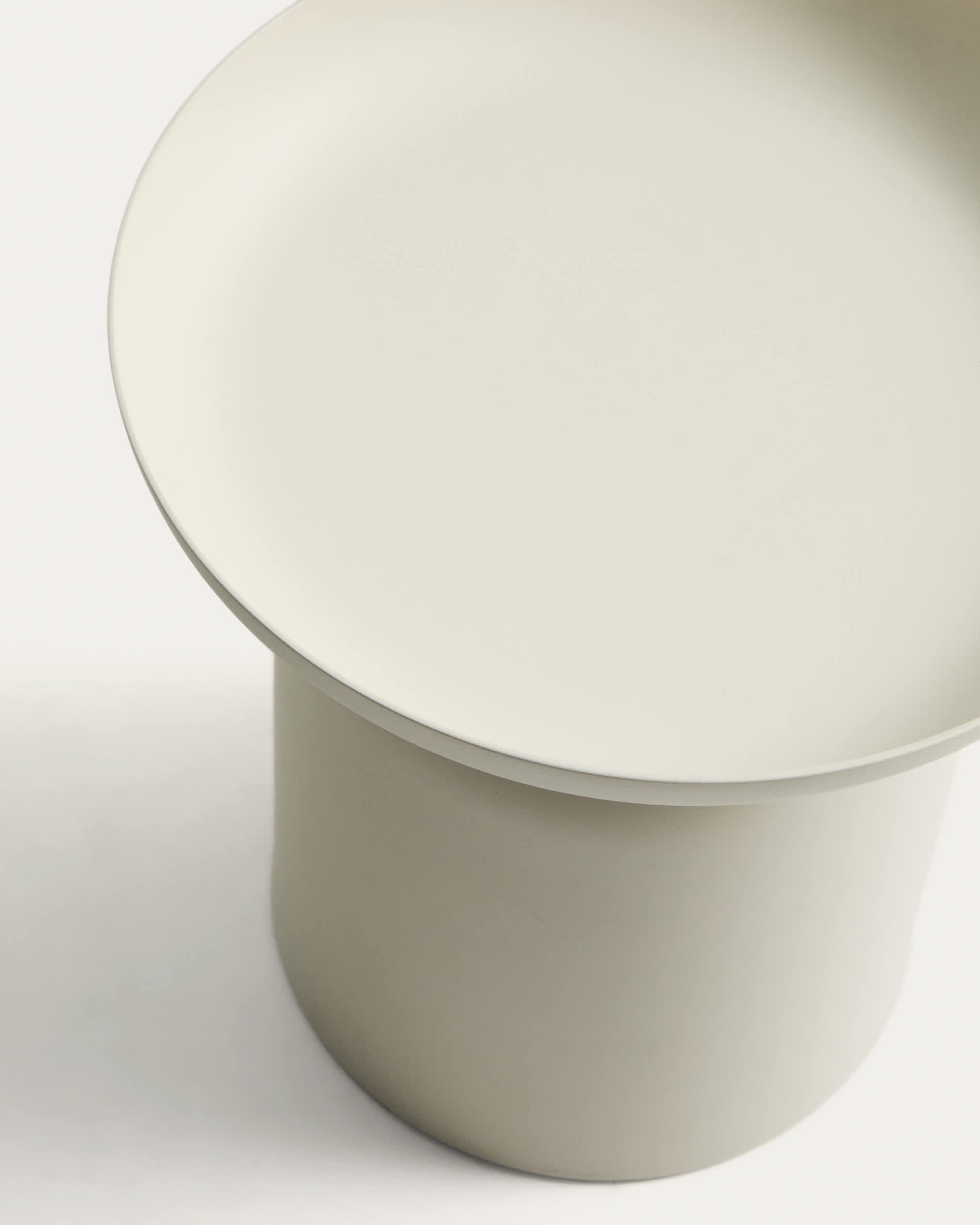 Arcola side table in ecru aluminium Ø45cm