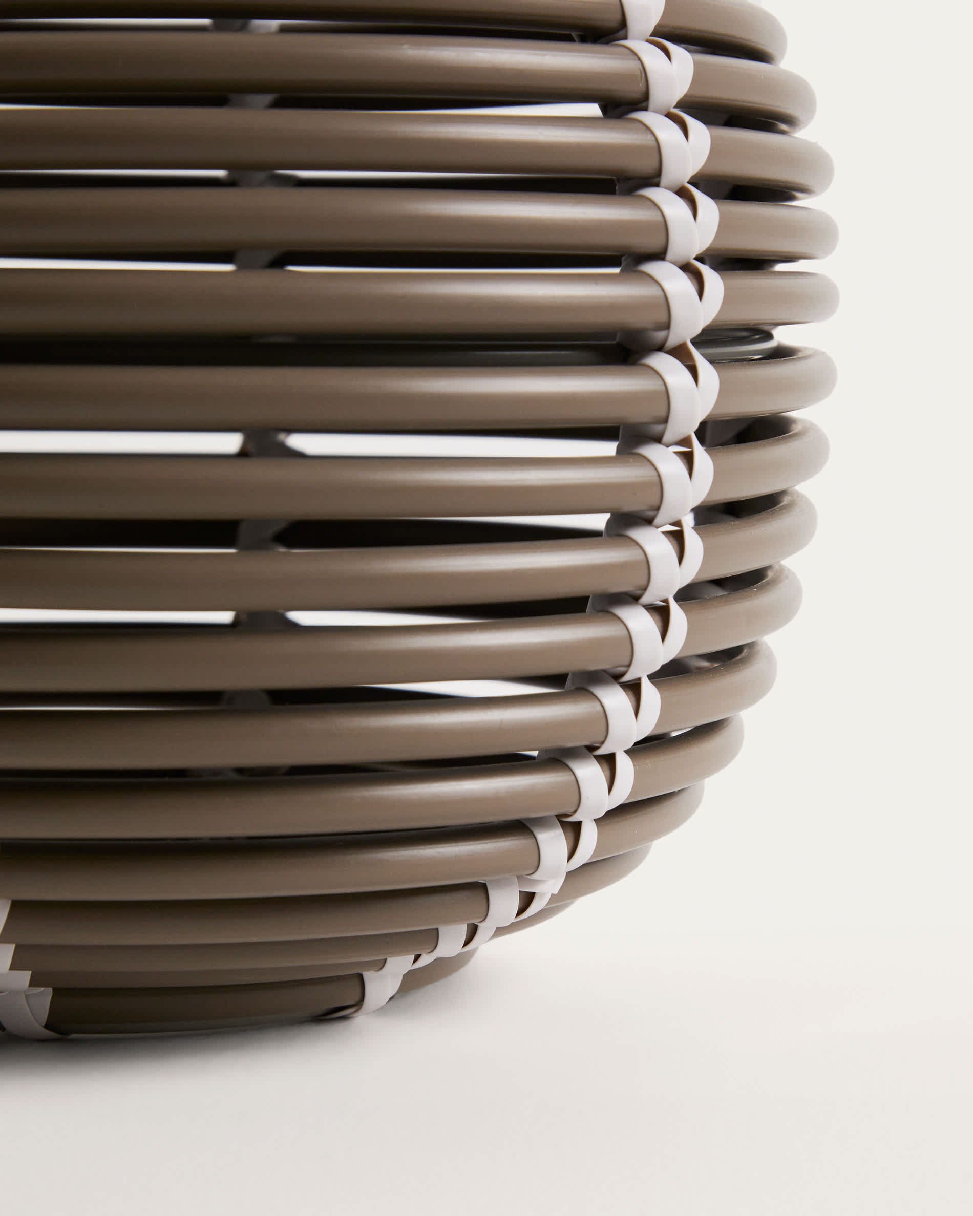 Garoina outdoor solar LED table lamp in taupe synthetic rattan Ø25cm