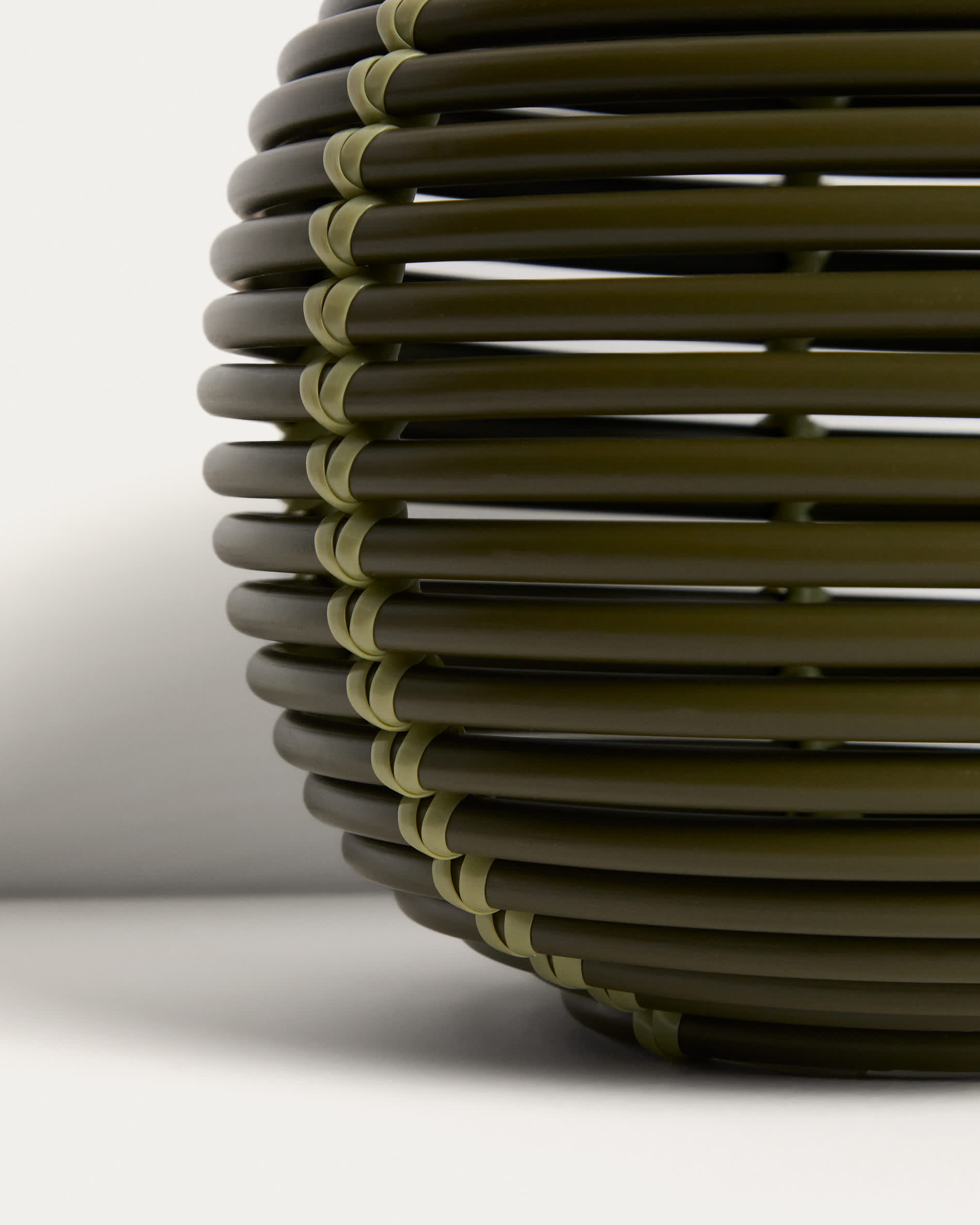 Garoina outdoor solar LED table lamp in green synthetic rattan Ø25cm