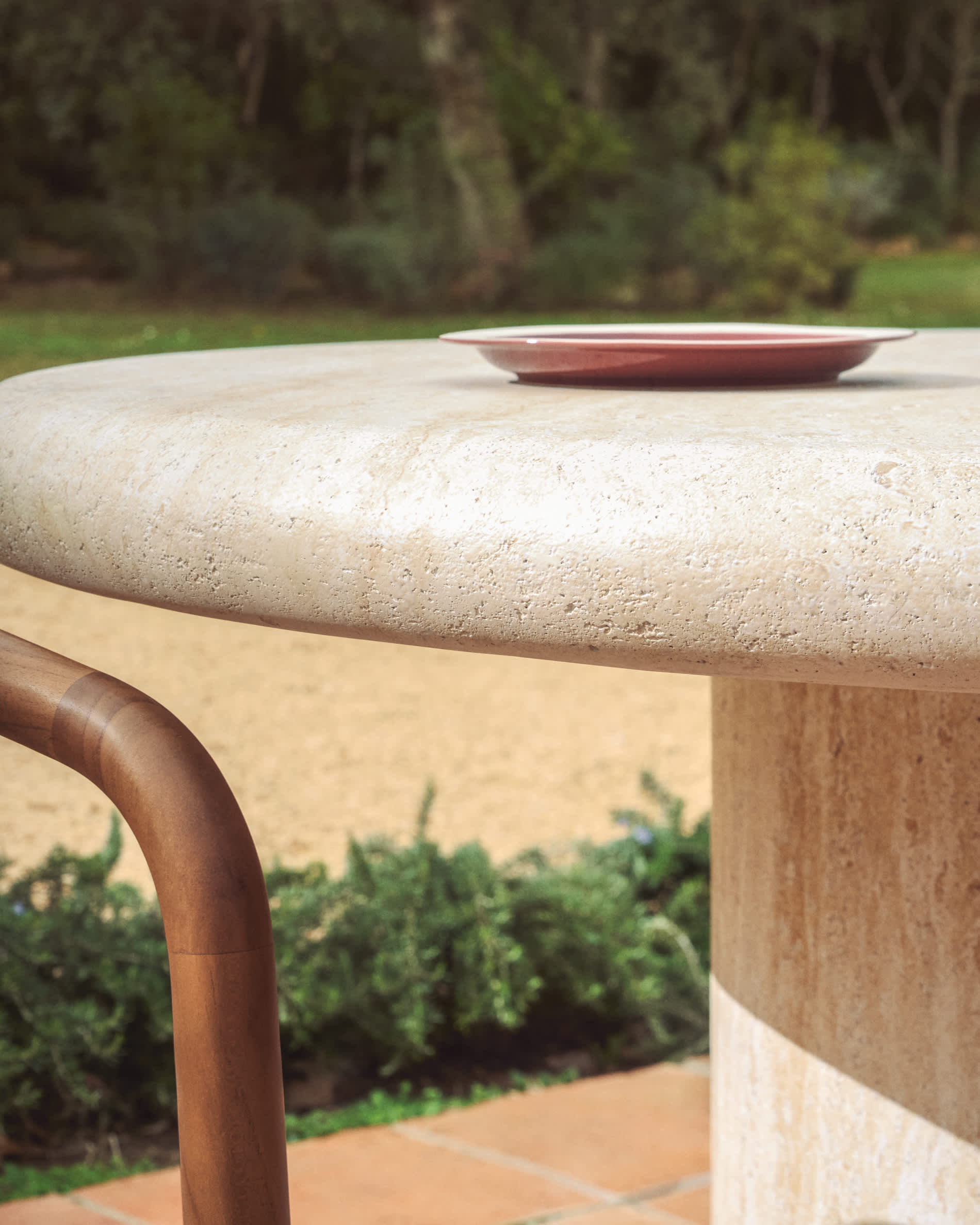 Drasi round concrete table with travertine-effect finish Ø122cm